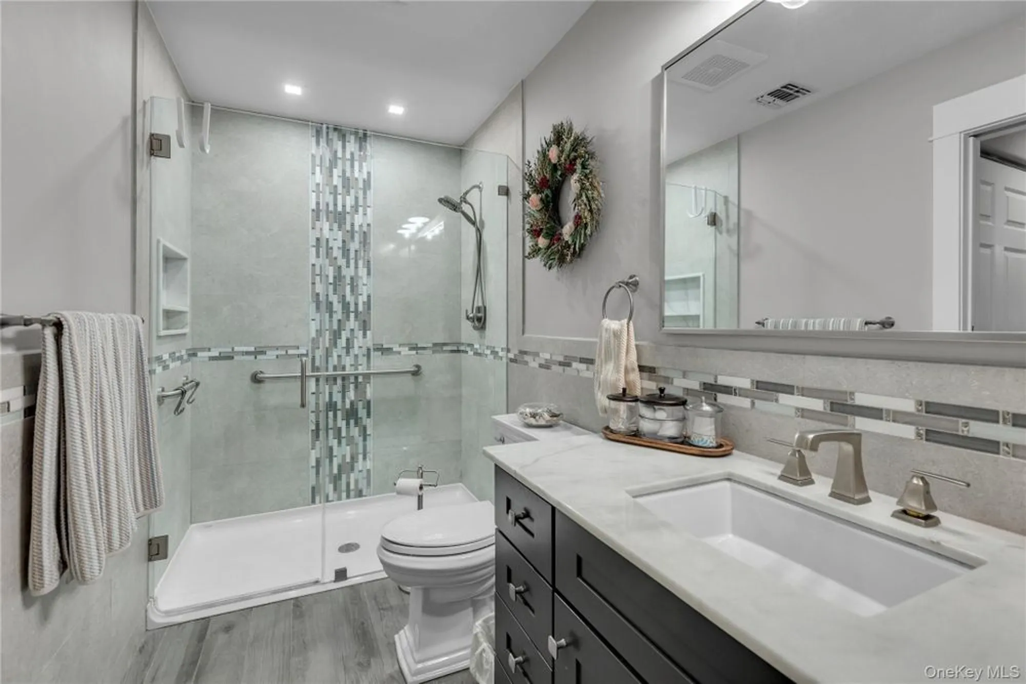 Property Slideshow image 13 of 28 | 256 glen dr, Ridge, NY, 11961