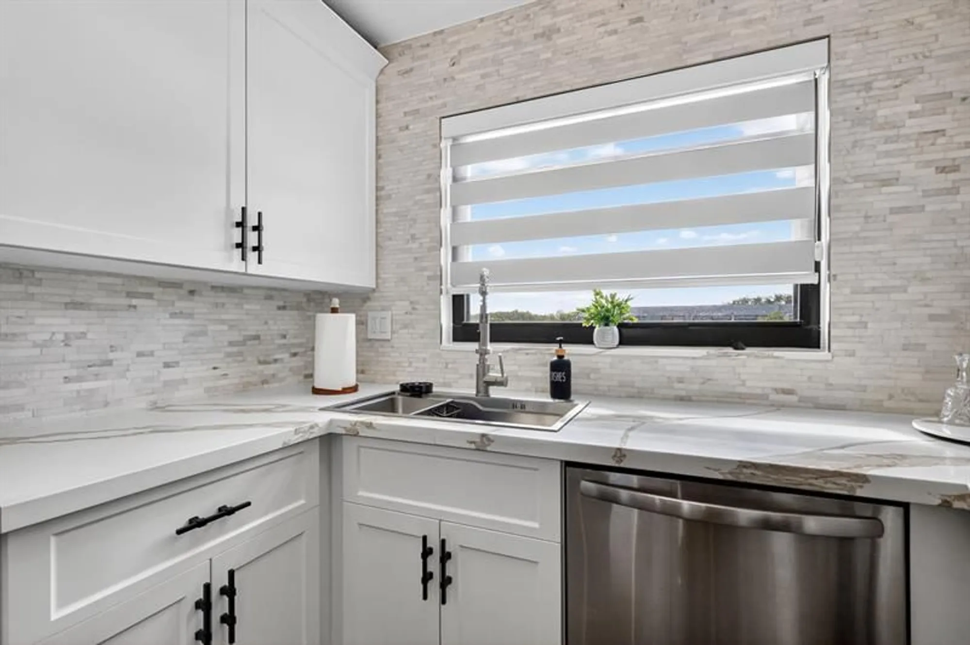 Property Slideshow image 14 of 52 | 1000 colony point cir 501, Pembroke Pines, FL, 33026