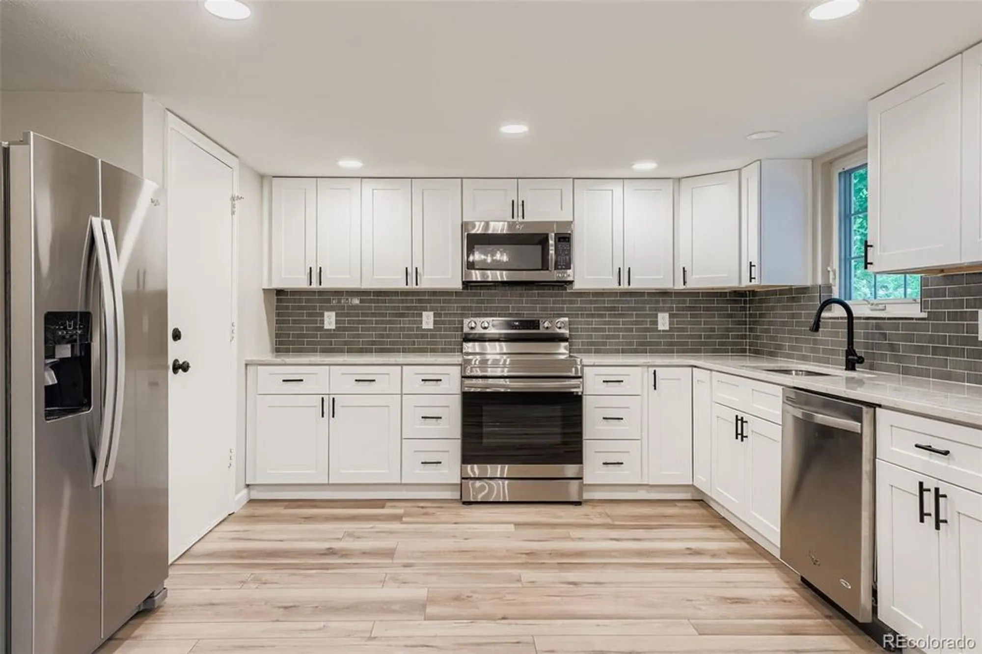 Property Slideshow image 8 of 22 | 2800 s heather gardens way b, Aurora, CO, 80014