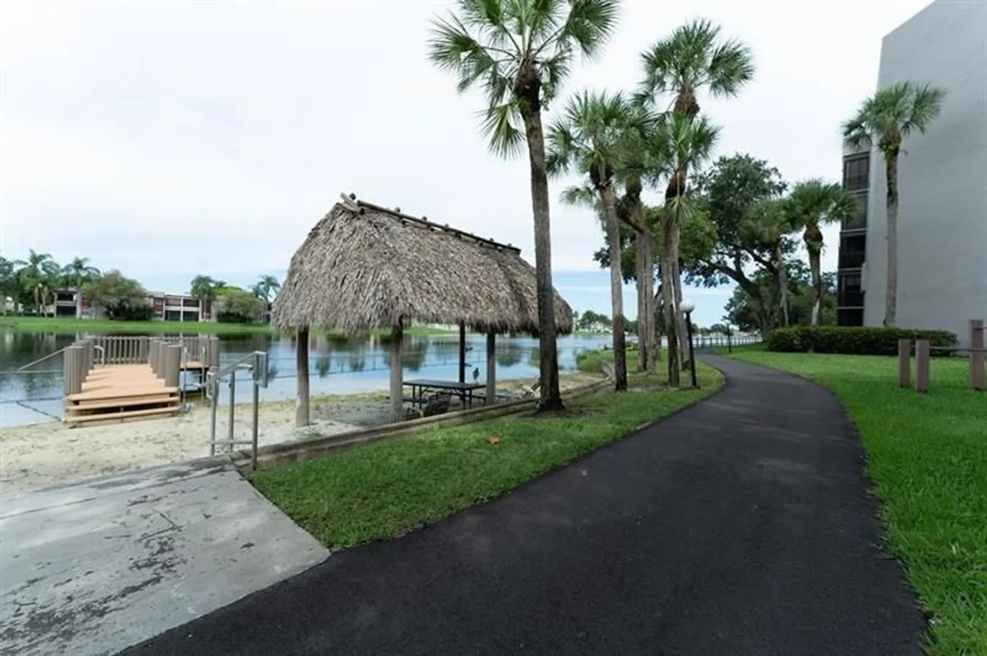 Property Slideshow image 32 of 60 | 900 colony point cir 407, Pembroke Pines, FL, 33026