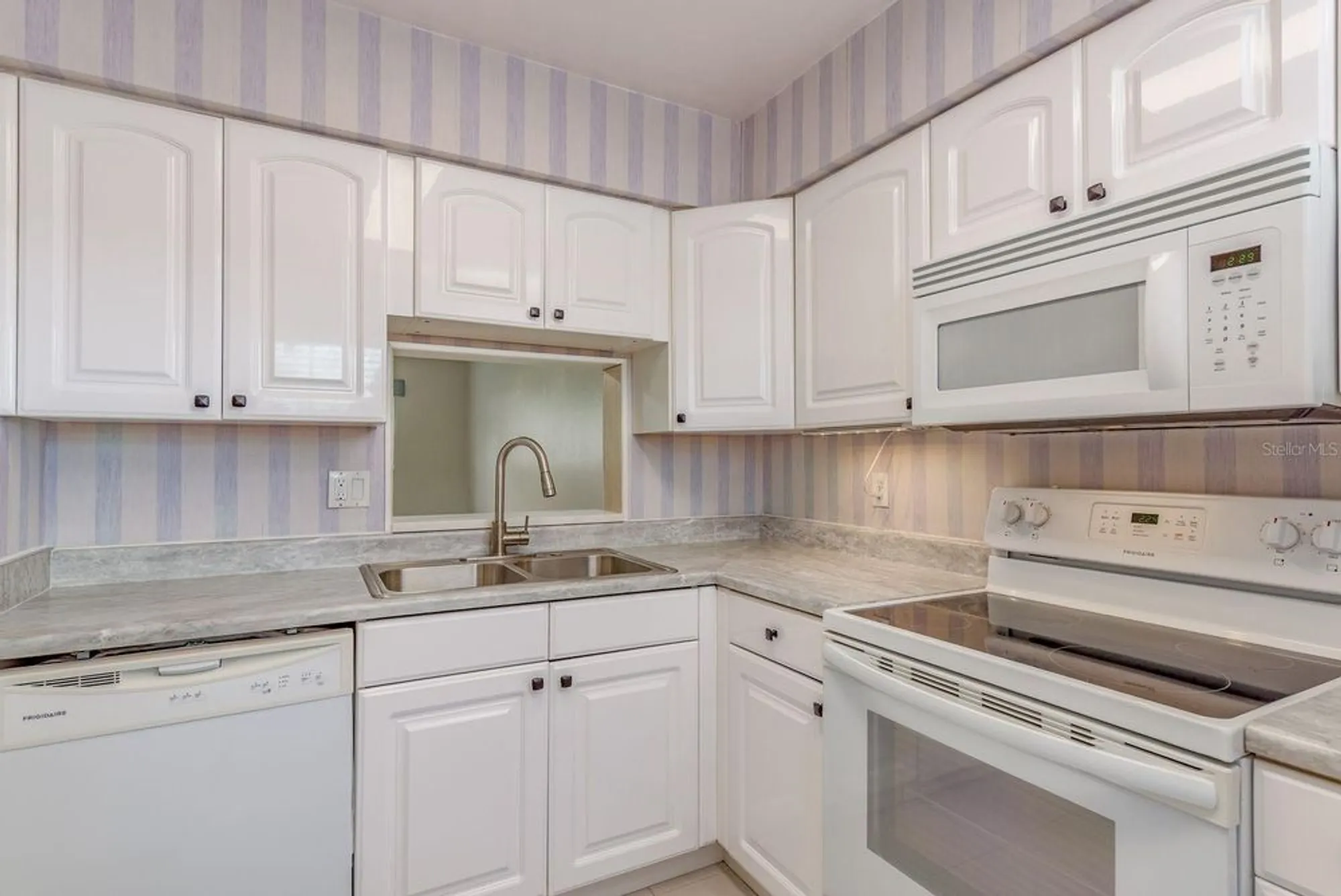 Property Slideshow image 10 of 29 | 1701 pinehurst rd 19e, Dunedin, FL, 34698