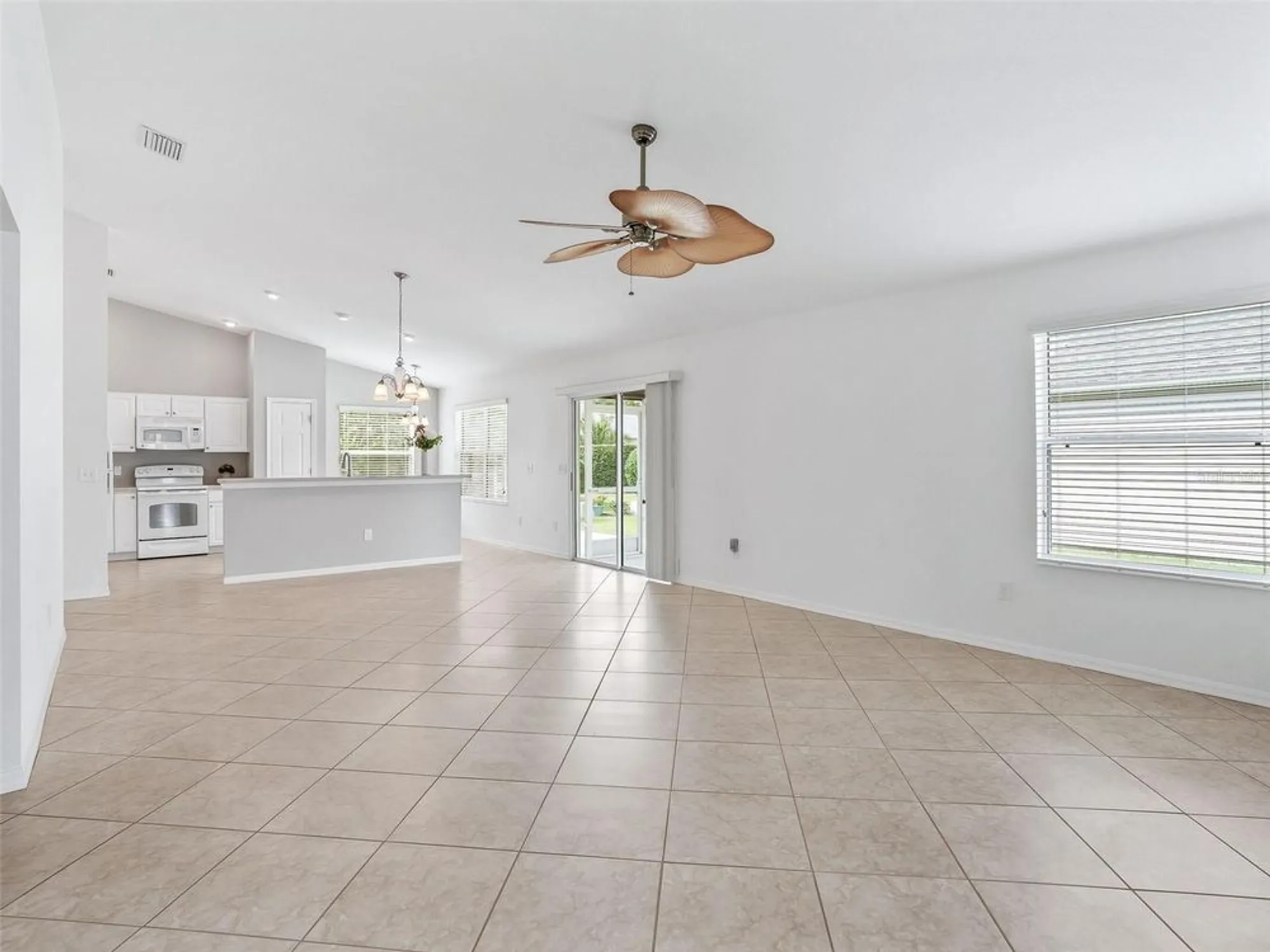 Property Slideshow image 8 of 42 | 2046 dalecroft trl, The Villages, FL, 32162