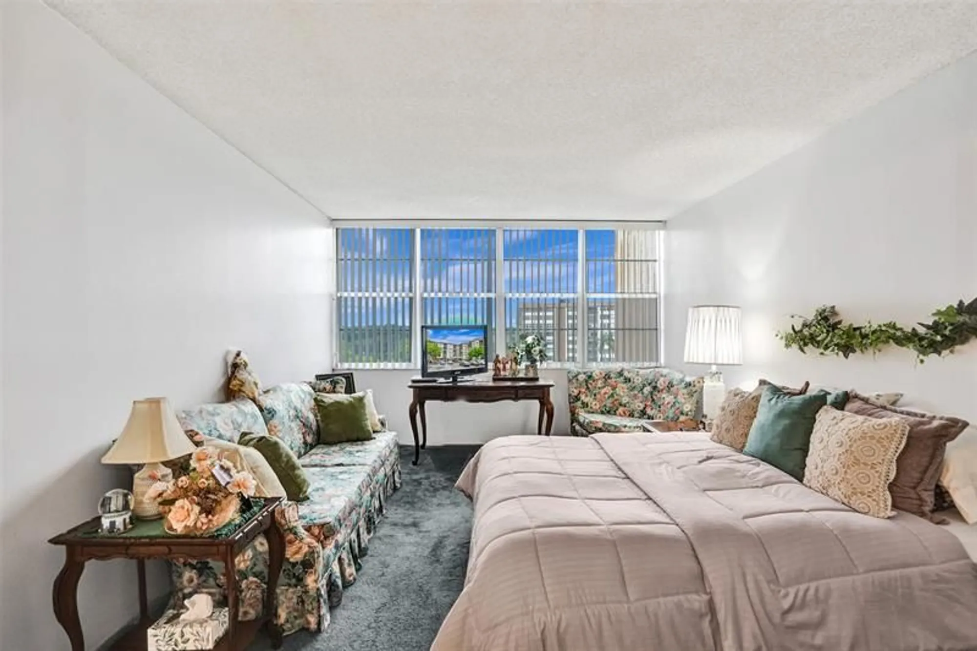 Property Slideshow image 32 of 71 | 1100 saint charles pl 612, Pembroke Pines, FL, 33026