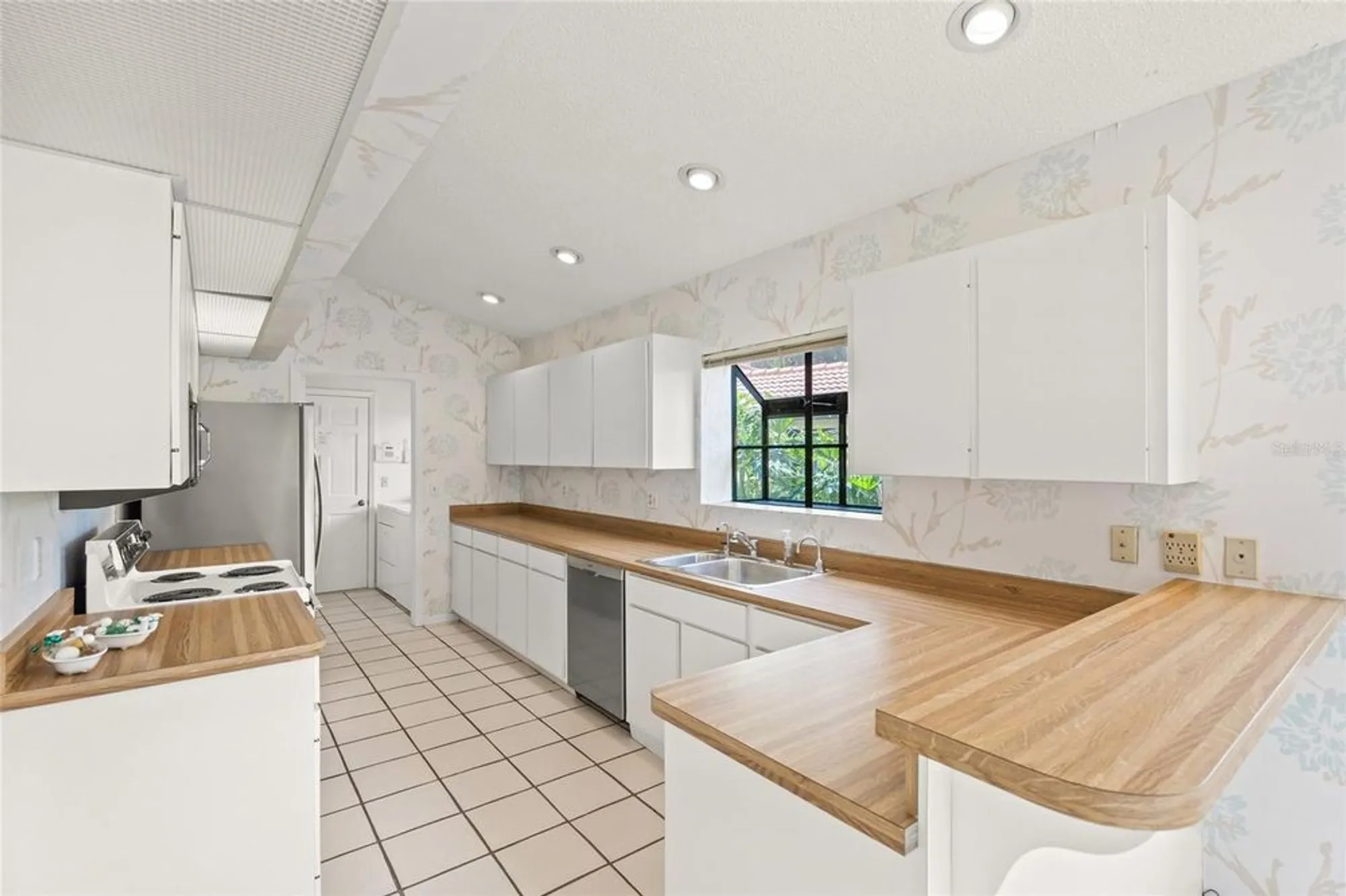 Property Slideshow image 10 of 43 | 7475 oak moss dr 20, Sarasota, FL, 34241