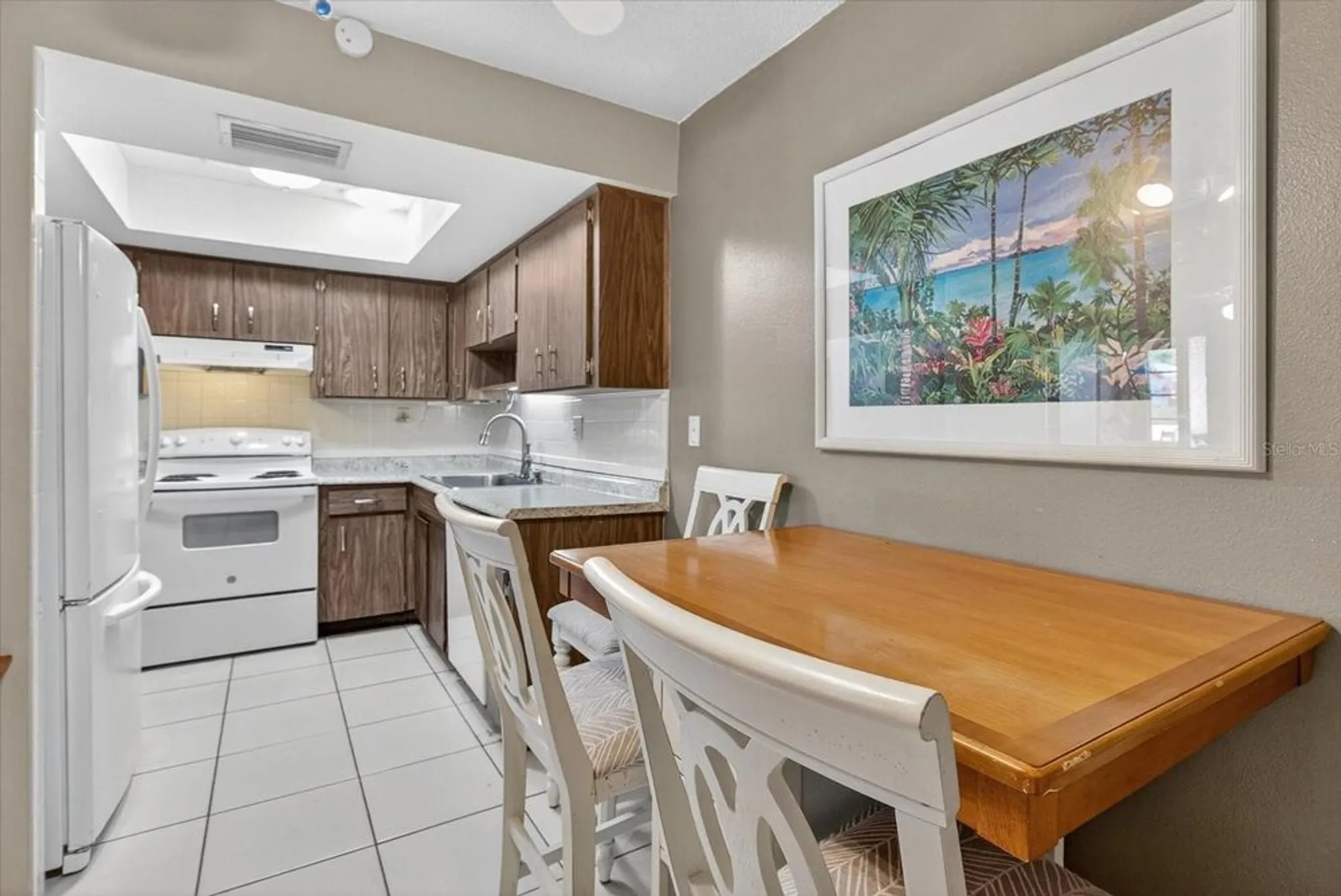 Property Slideshow image 11 of 51 | 1605 whitebridge dr b, Palm Harbor, FL, 34684