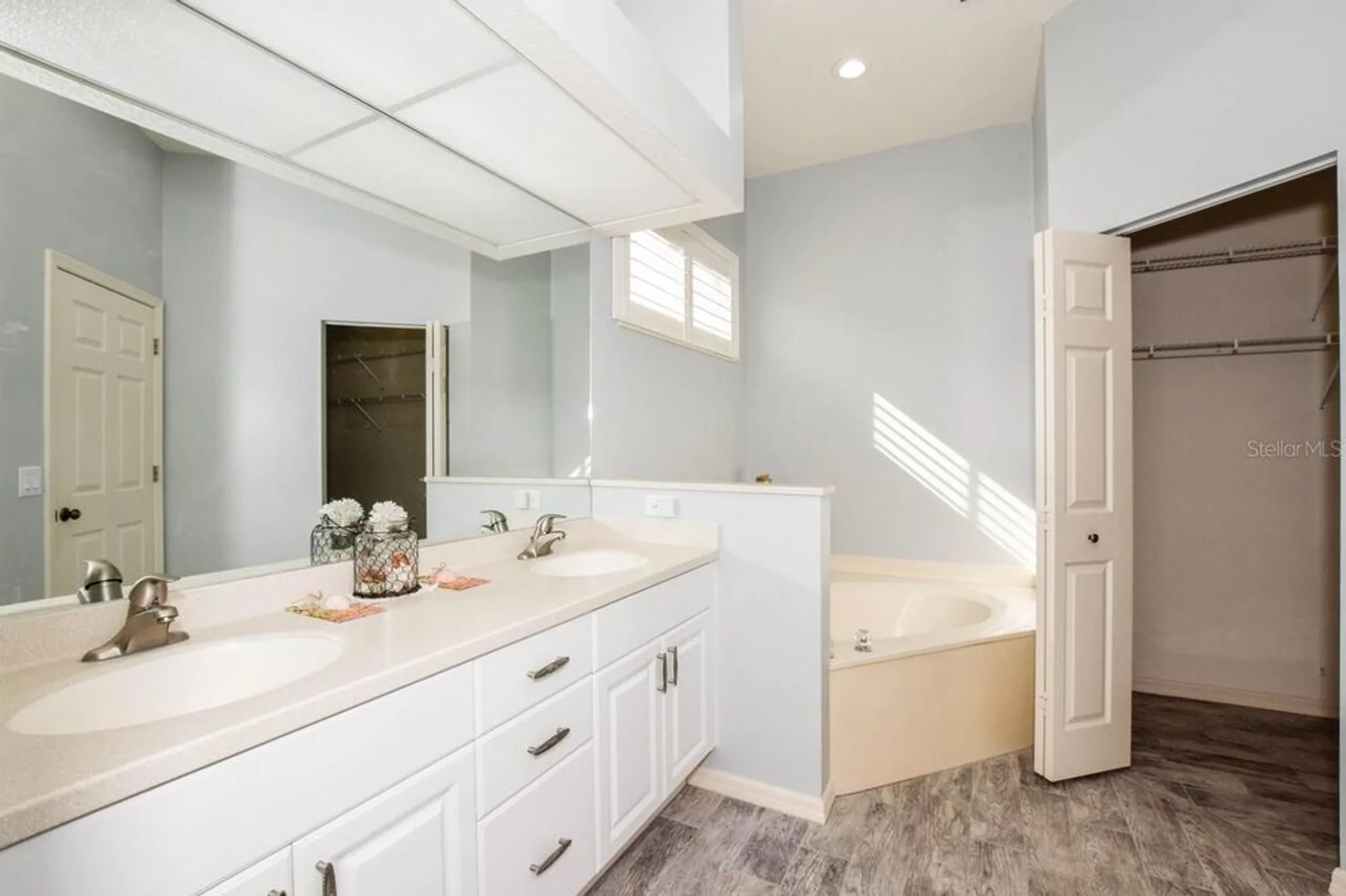 Property Slideshow image 19 of 63 | 834 montrose dr # 9, Venice, FL, 34293