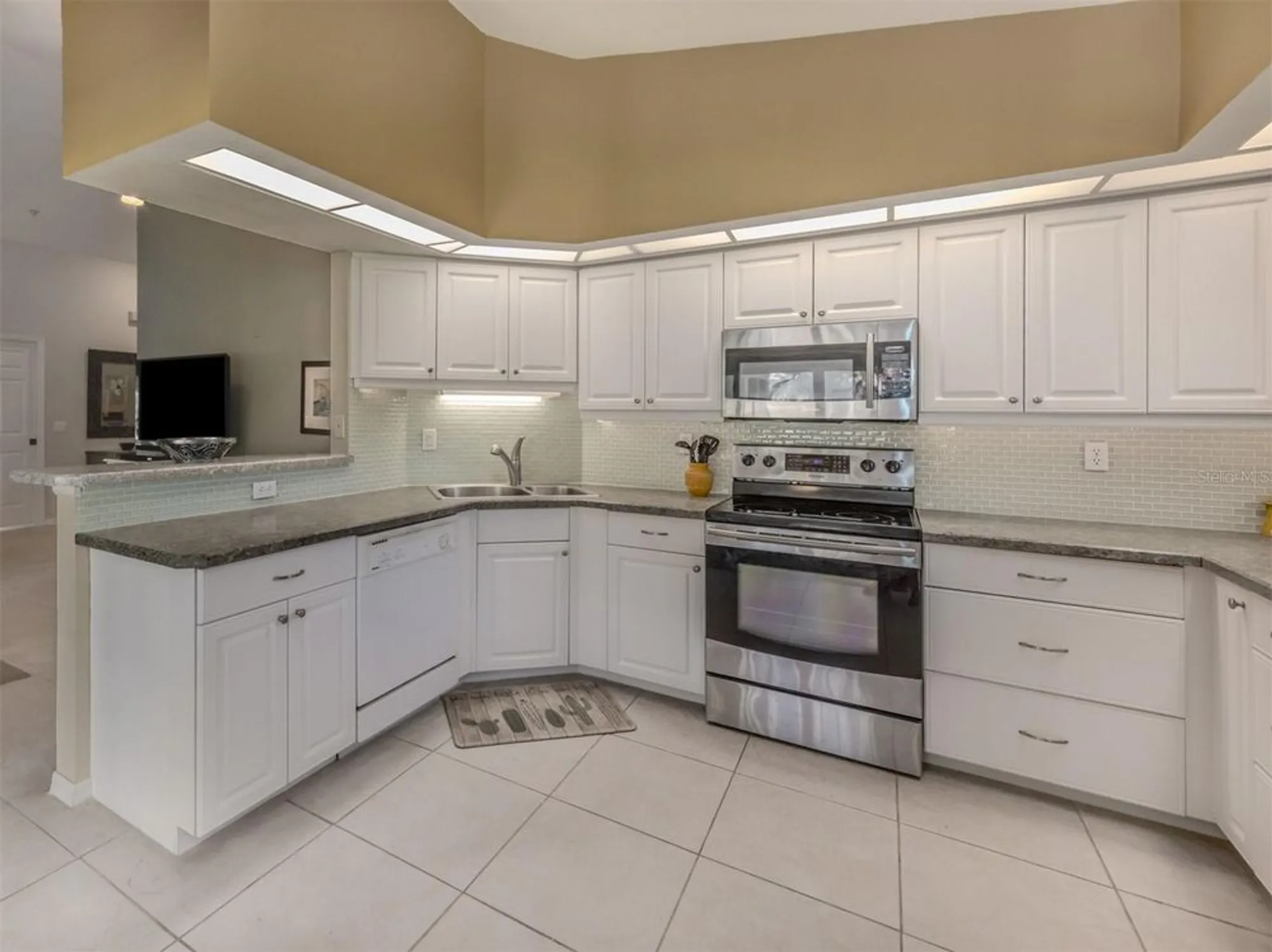 Property Slideshow image 21 of 76 | 805 montrose dr 203, Venice, FL, 34293