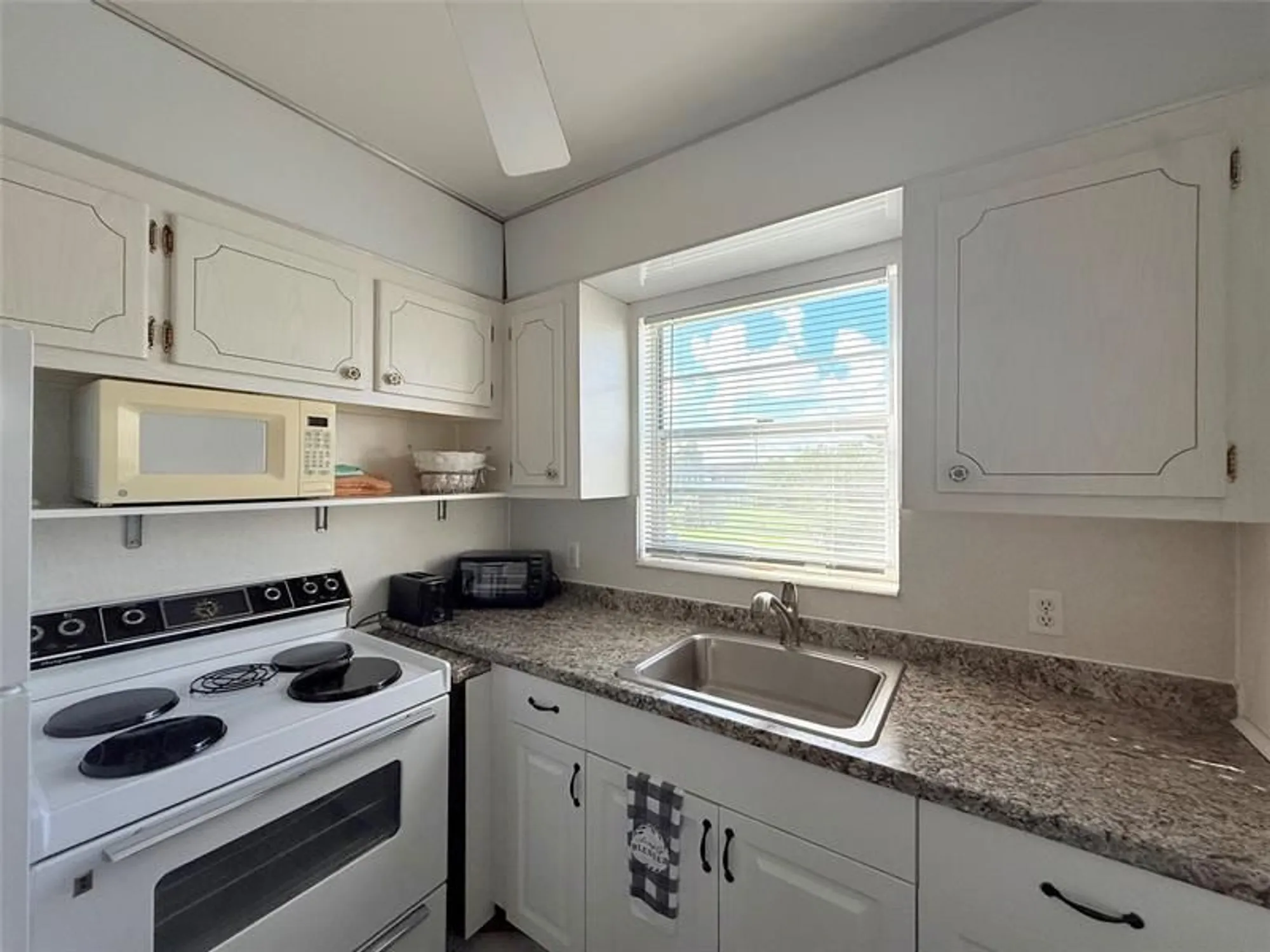 Property Slideshow image 10 of 34 | 204 oakridge m # 204, Deerfield Beach, FL, 33442