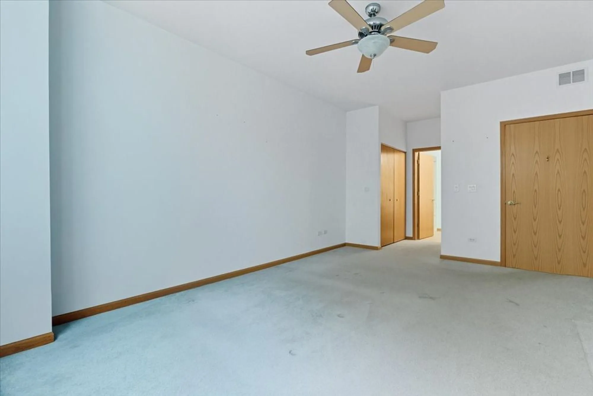 Property Slideshow image 16 of 25 | 2346 ashbrook ln, Grayslake, IL, 60030