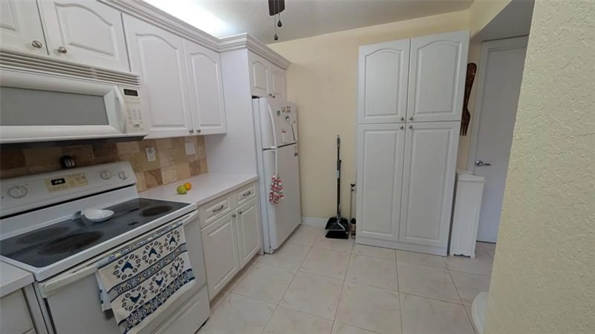 Property Slideshow image 5 of 9 | 9300 n hollybrook lake dr apt 106, Pembroke Pines, FL, 33025