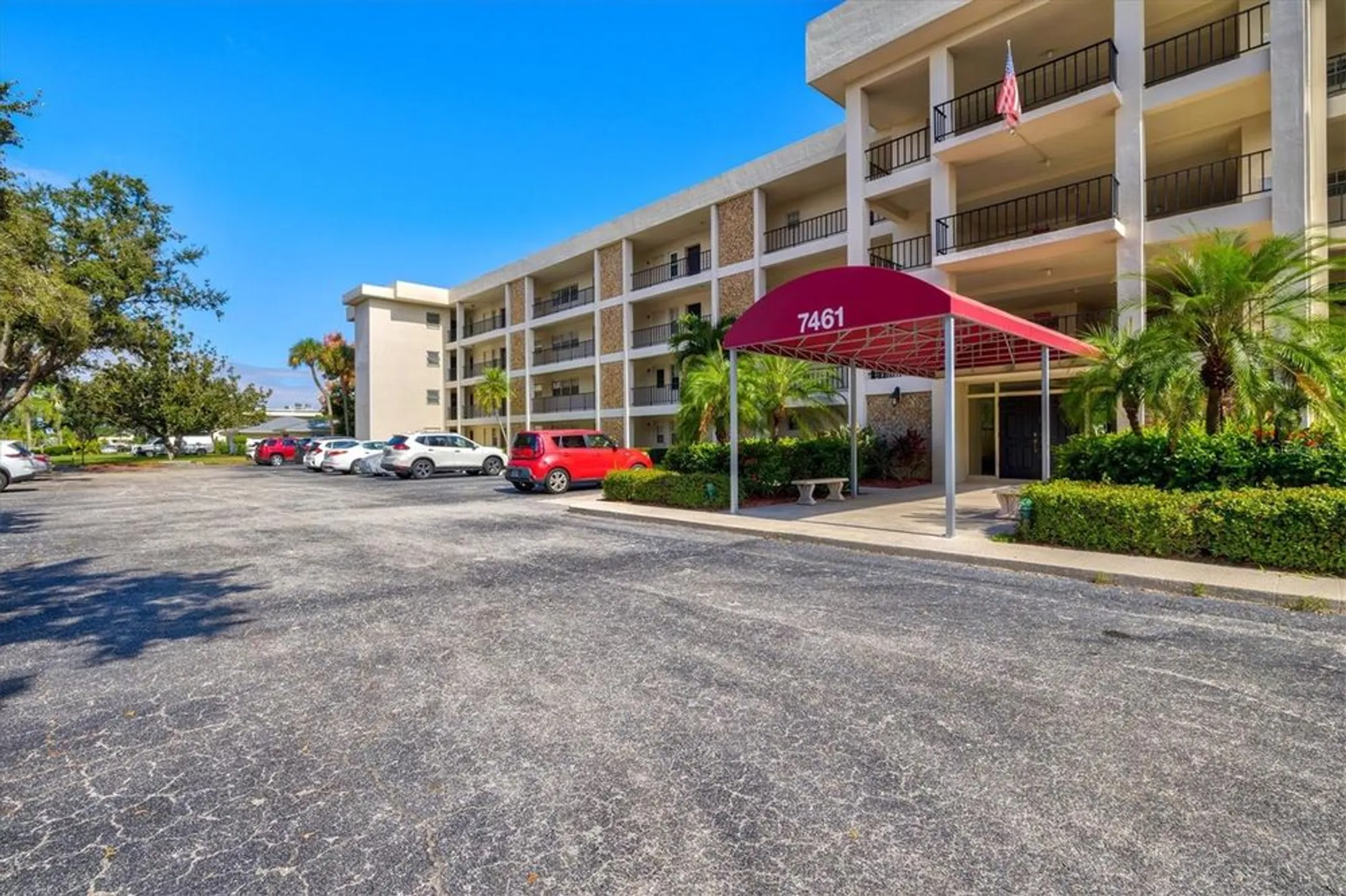 Property Slideshow image 5 of 82 | 7461 w country club dr 408, Sarasota, FL, 34243