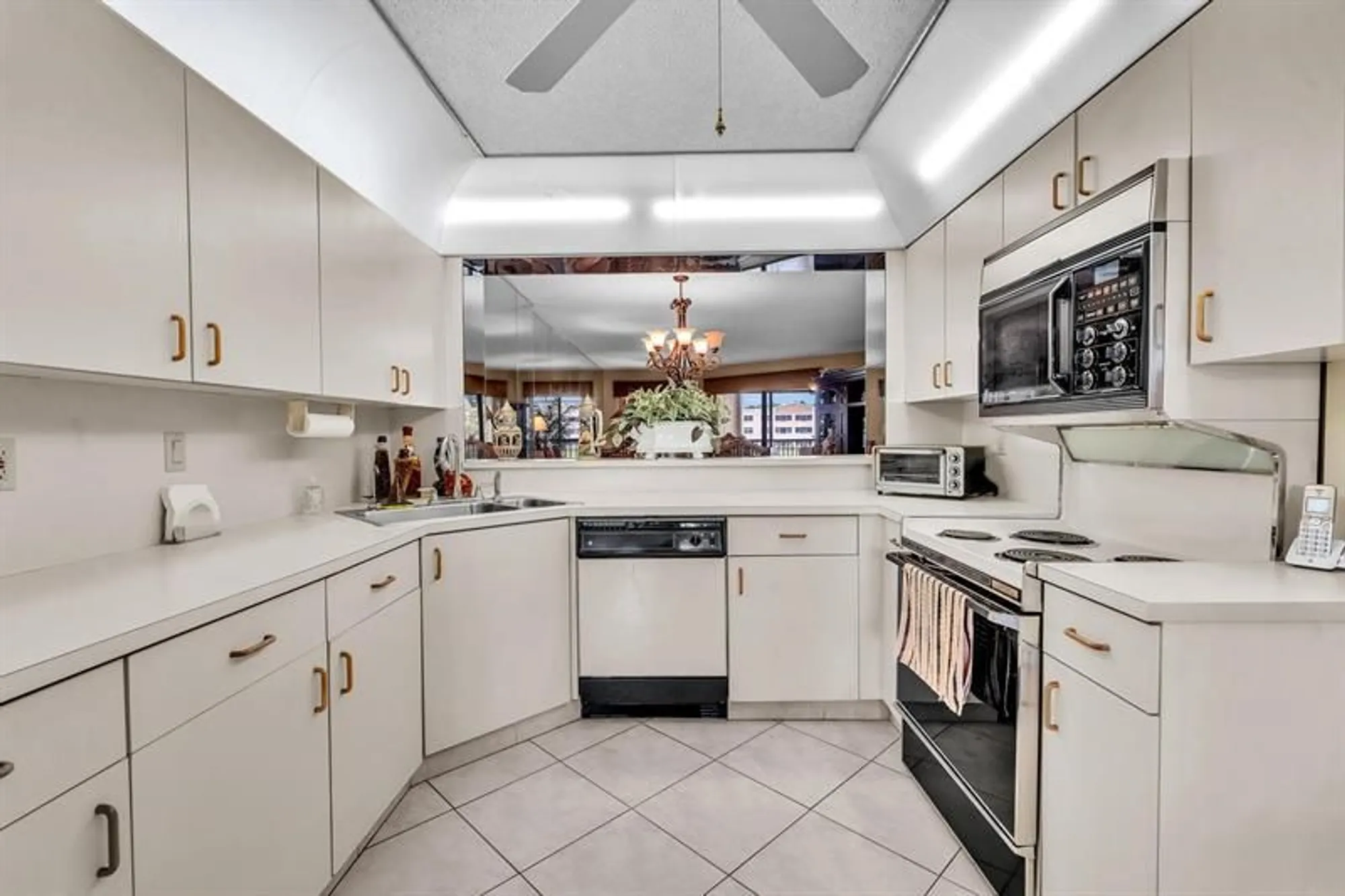 Property Slideshow image 4 of 83 | 7449 fairfax dr 211, Tamarac, FL, 33321