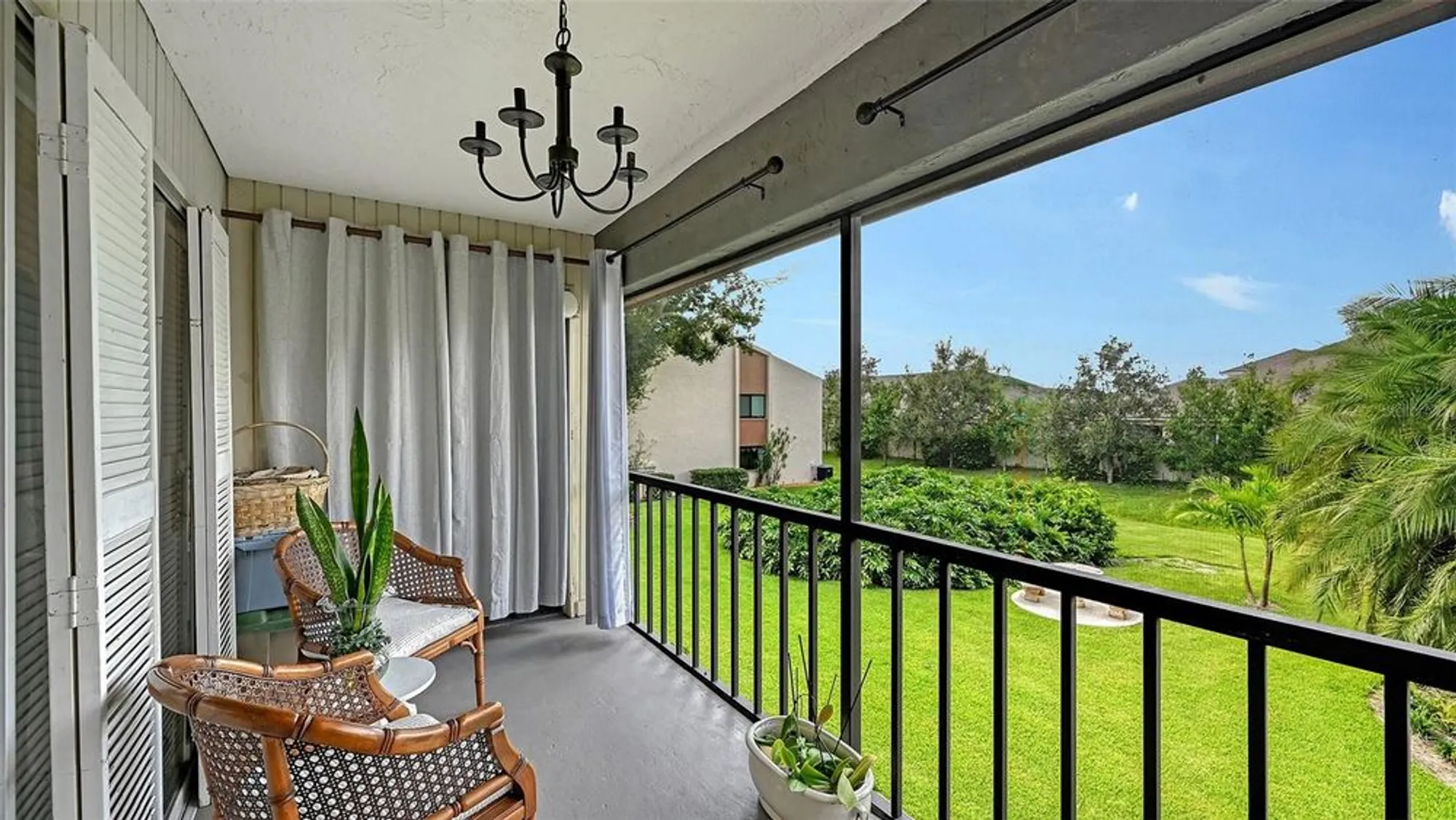 Property Slideshow image 5 of 30 | 2640 clubhouse dr 203, Sarasota, FL, 34232