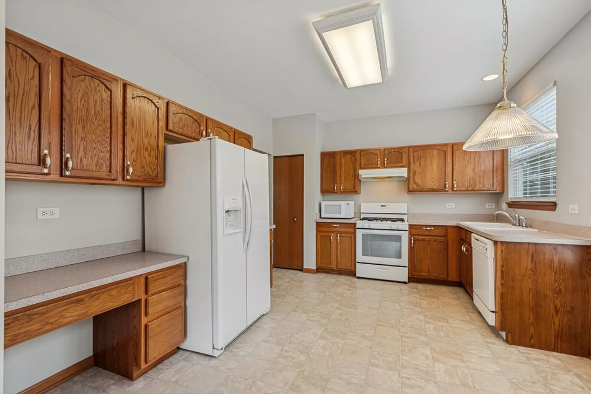 Property Slideshow image 7 of 19 | 21308 brush lake dr, Crest Hill, IL, 60403