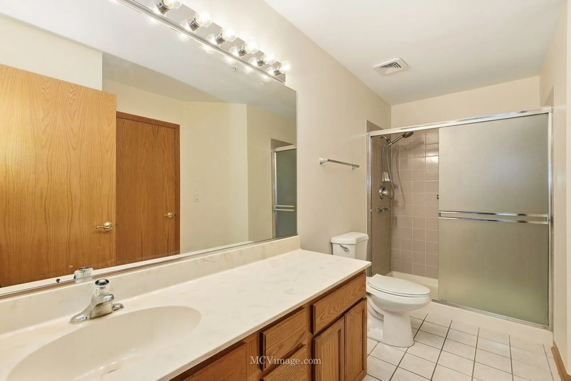 Property Slideshow image 14 of 27 | 13841 s bristlecone ln a, Plainfield, IL, 60544