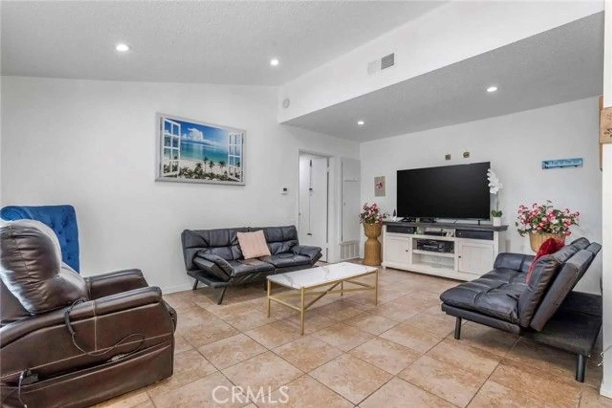 Property Slideshow image 8 of 35 | 19124 avenue of the oaks a, Newhall, CA, 91321