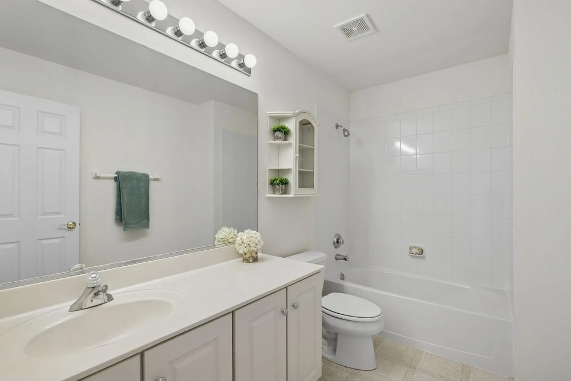 Property Slideshow image 22 of 39 | 2325 carillon dr, Grayslake, IL, 60030