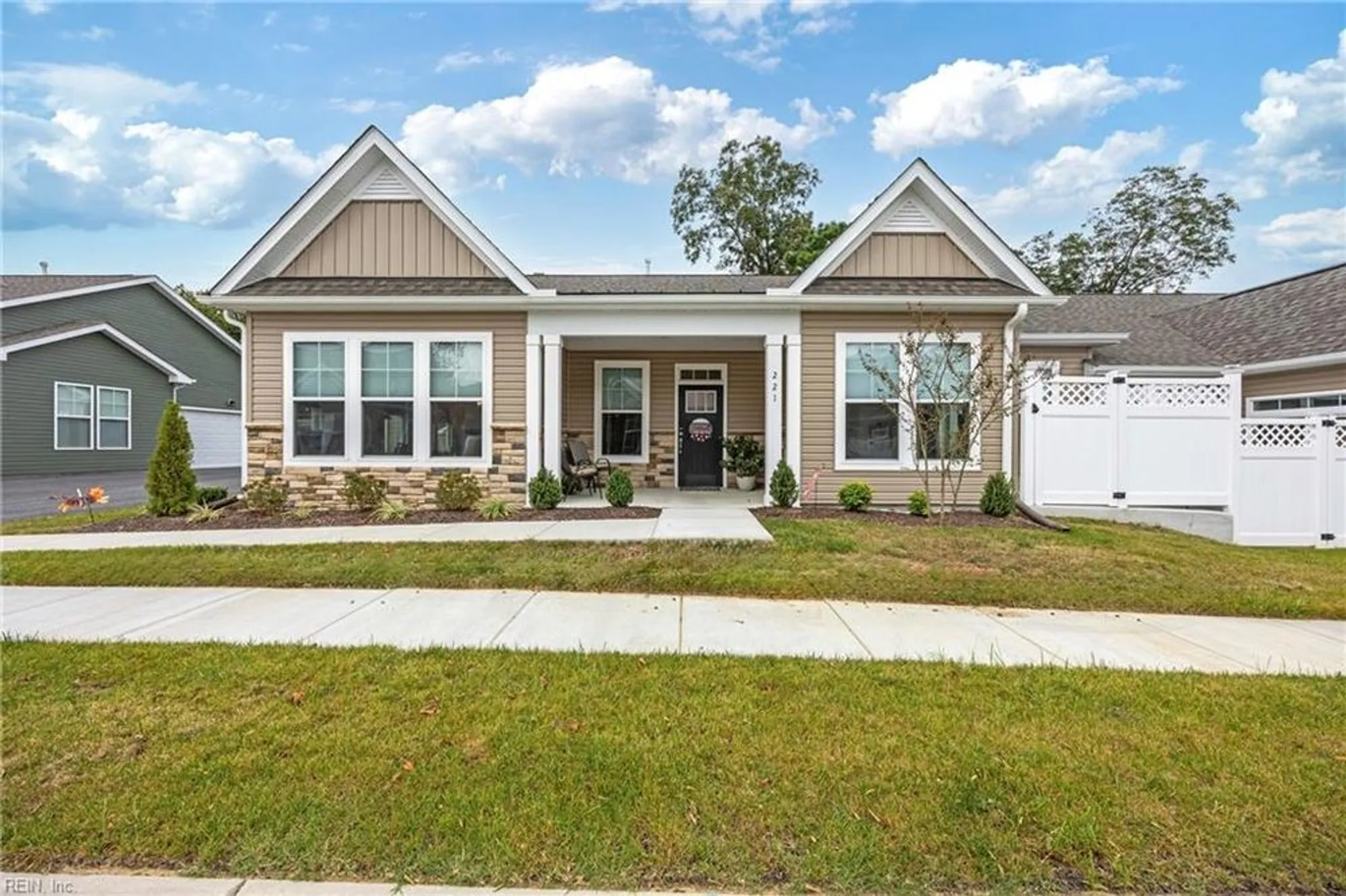 Property Slideshow image 1 of 39 | 221 richmond ave, Smithfield, VA, 23430
