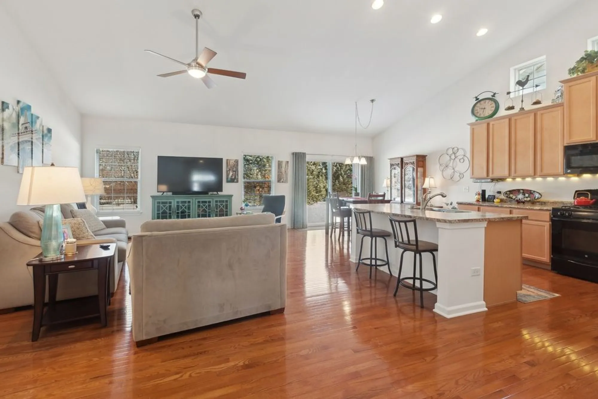 Property Slideshow image 6 of 18 | 1616 colchester ln, Aurora, IL, 60505