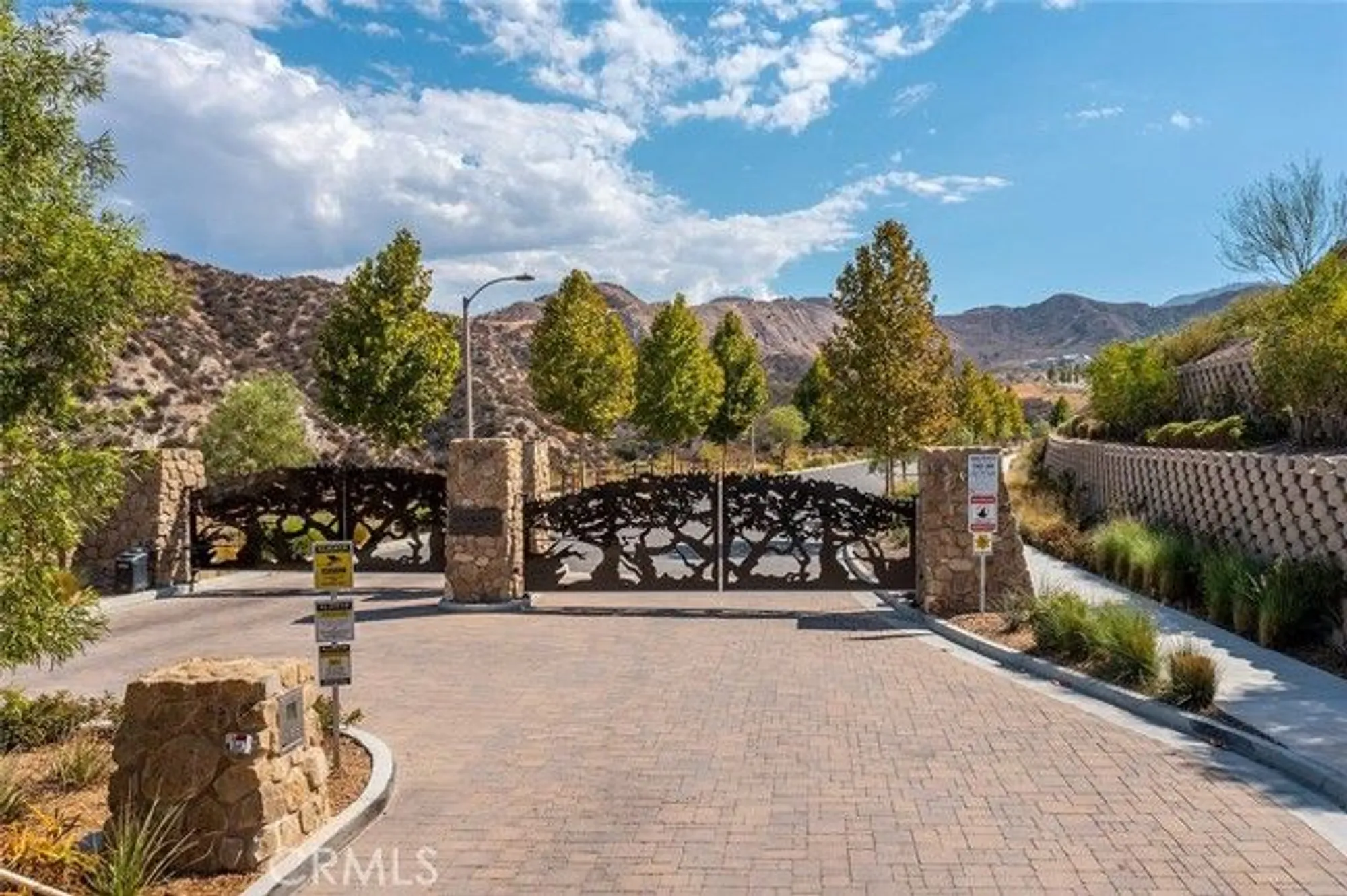 Property Slideshow image 32 of 43 | 25102 citron ln, Canyon Country, CA, 91387