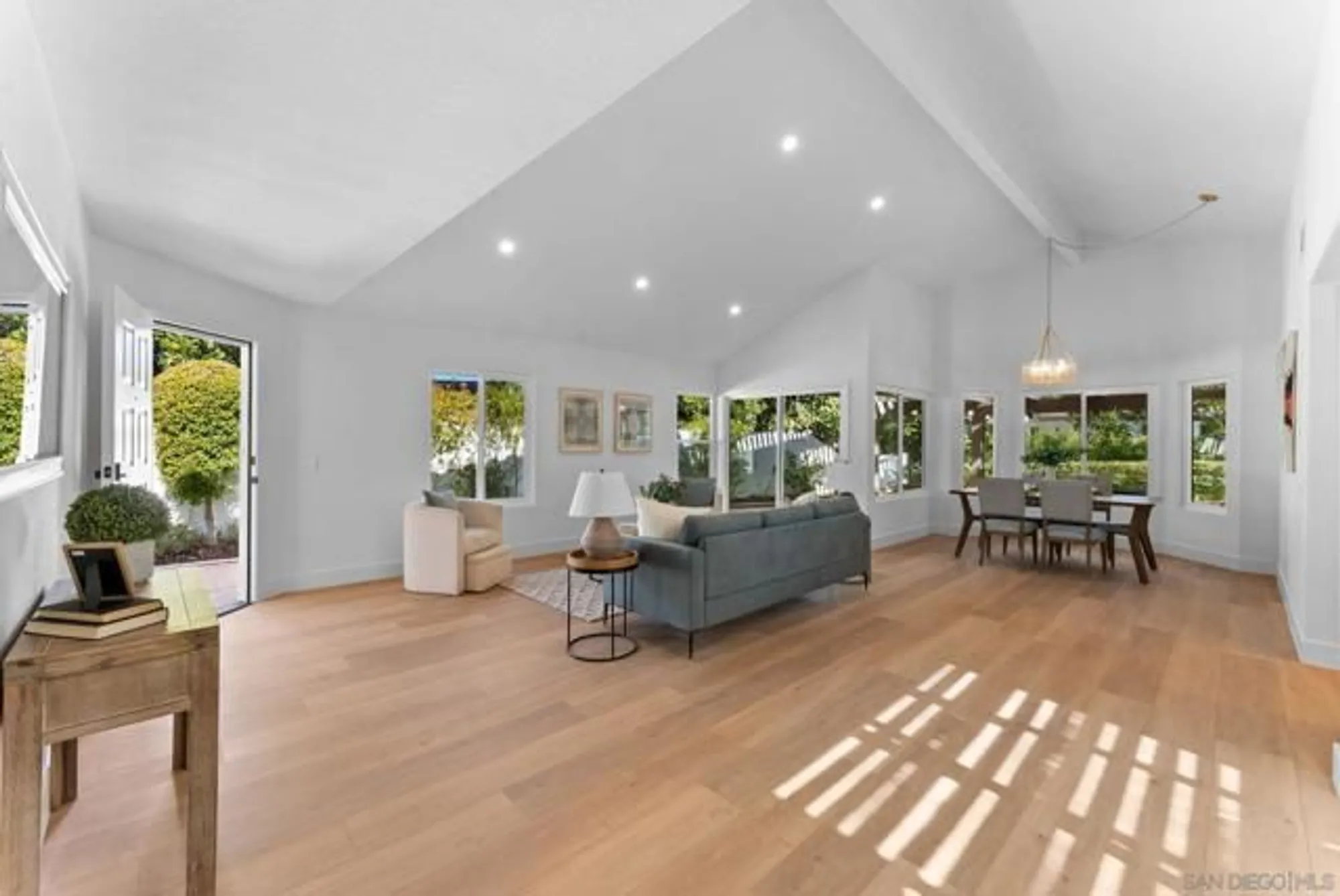 Property Slideshow image 7 of 34 | 4946 alicante way, Oceanside, CA, 92056