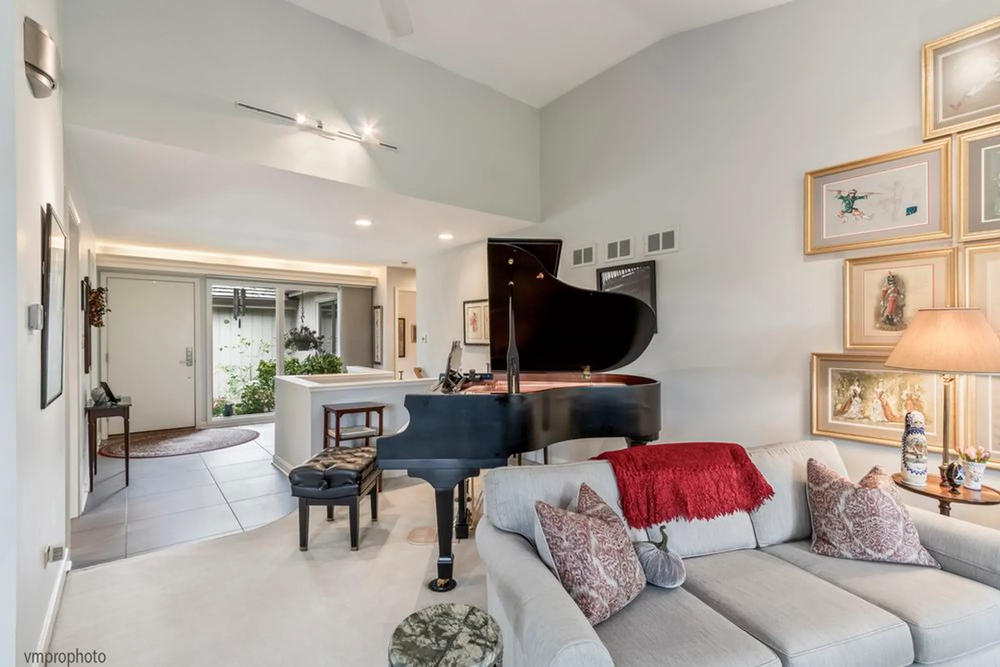 Property Slideshow image 8 of 37 | 68 thornhill ln, Lake Barrington, IL, 60010