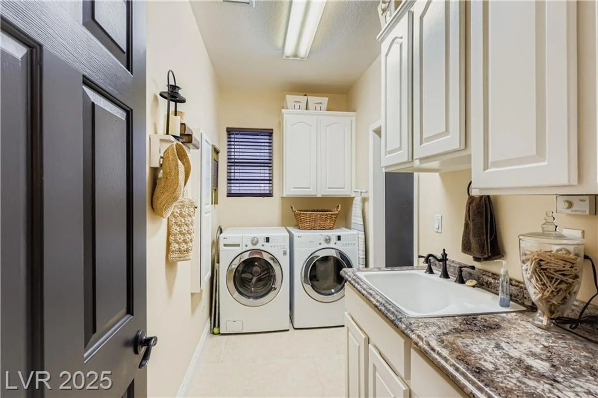 Property Slideshow image 14 of 35 | 2800 darby falls dr, Las Vegas, NV, 89134