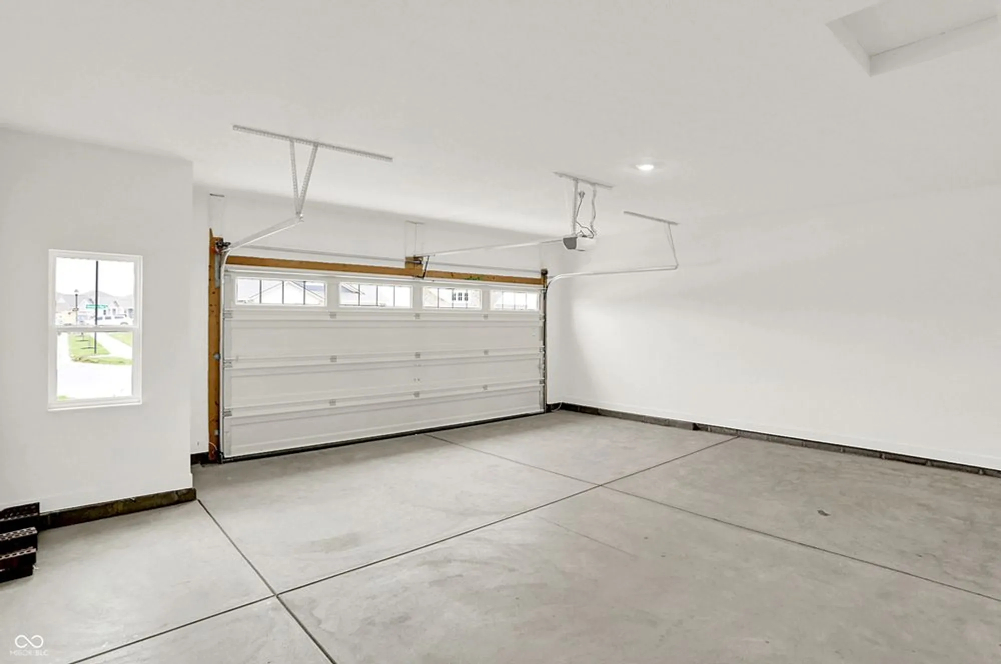 Property Slideshow image 32 of 37 | 5351 nettleton way, Avon, IN, 46123