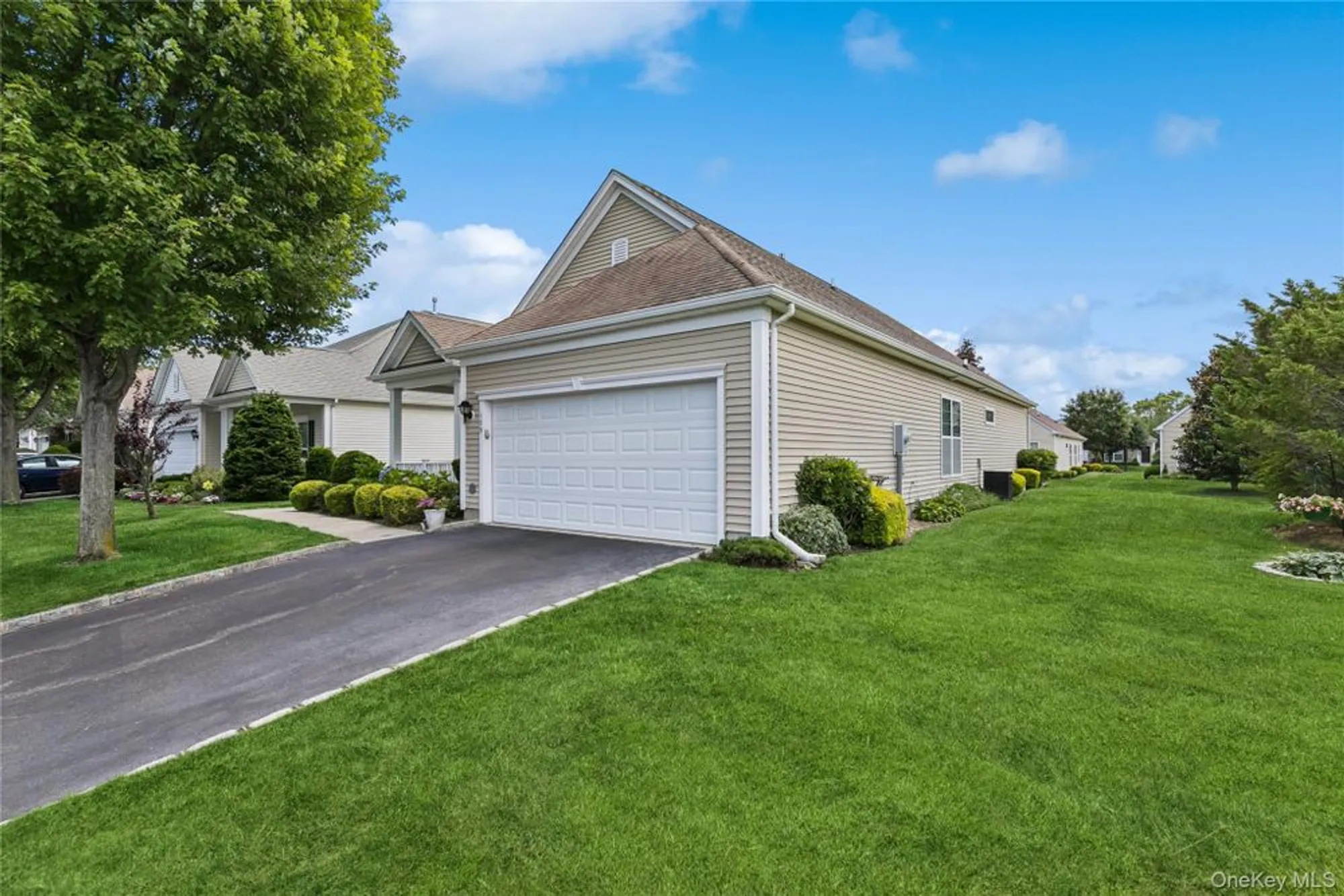 Property Slideshow image 4 of 40 | 109 louden loop, Mount Sinai, NY, 11766