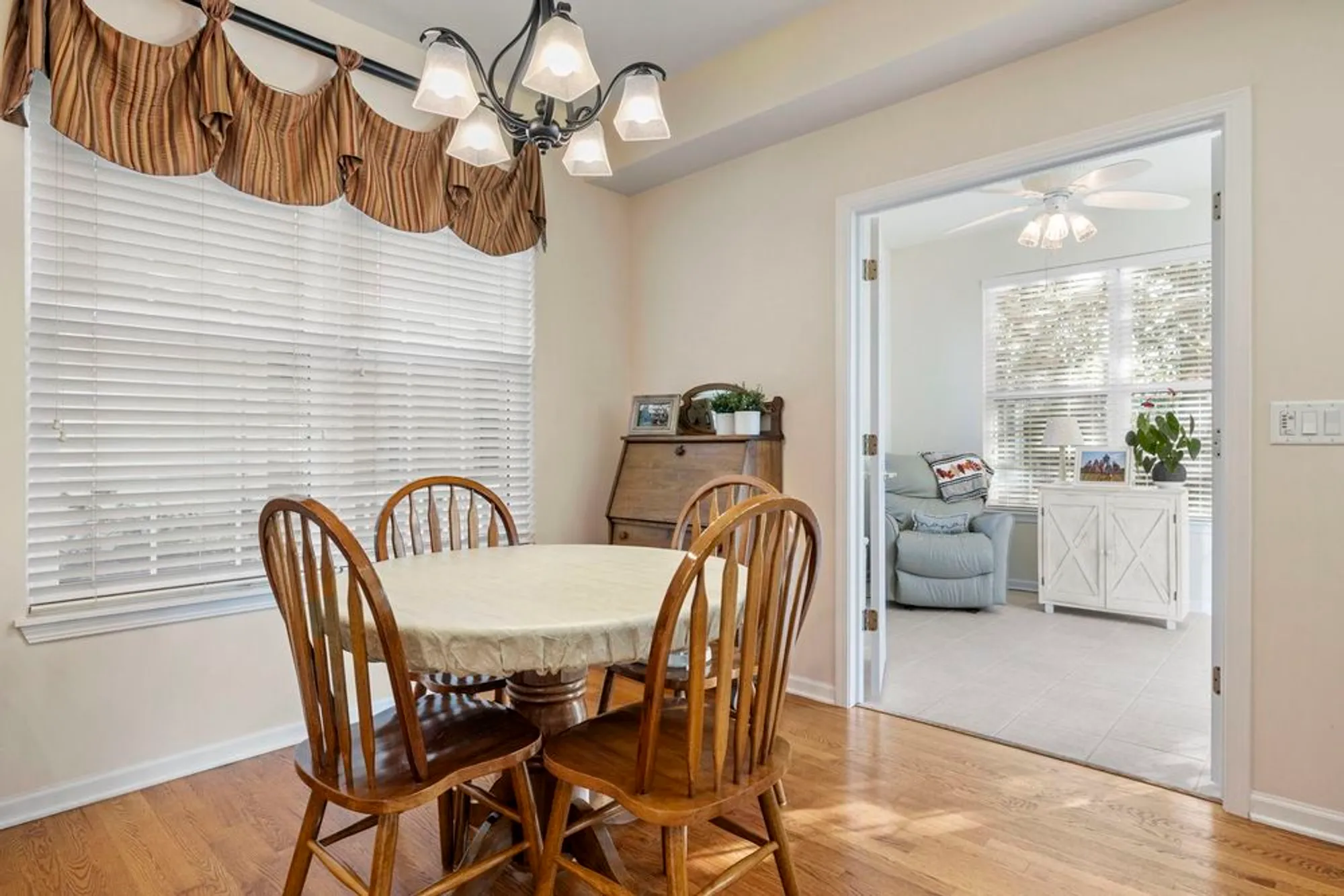 Property Slideshow image 8 of 28 | 16415 grandwood lake dr, Crest Hill, IL, 60403