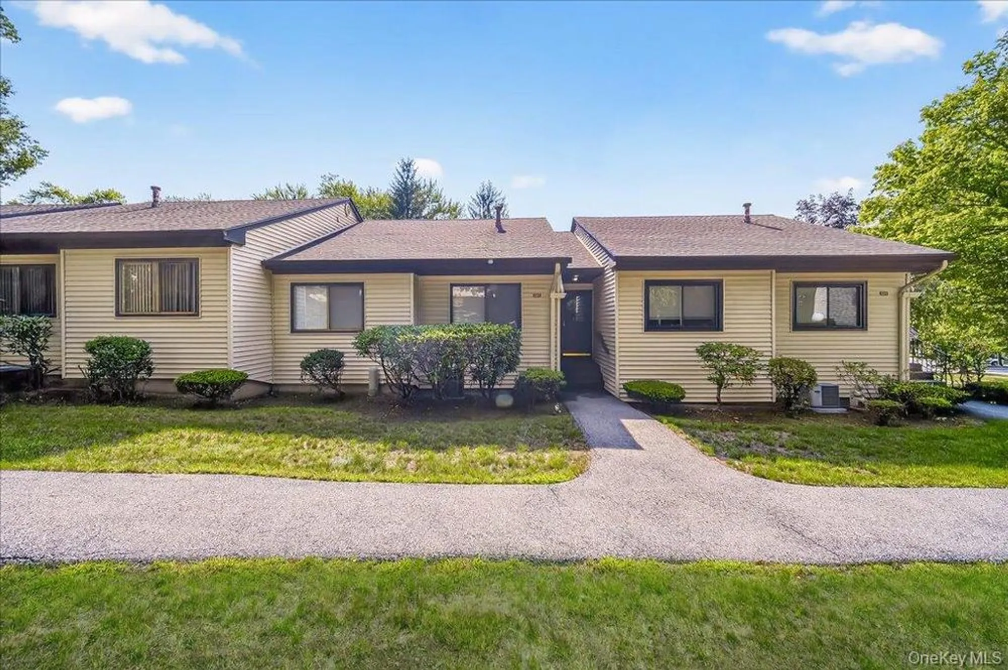 Property Slideshow image 1 of 44 | 129c columbia ct, Yorktown Heights, NY, 10598