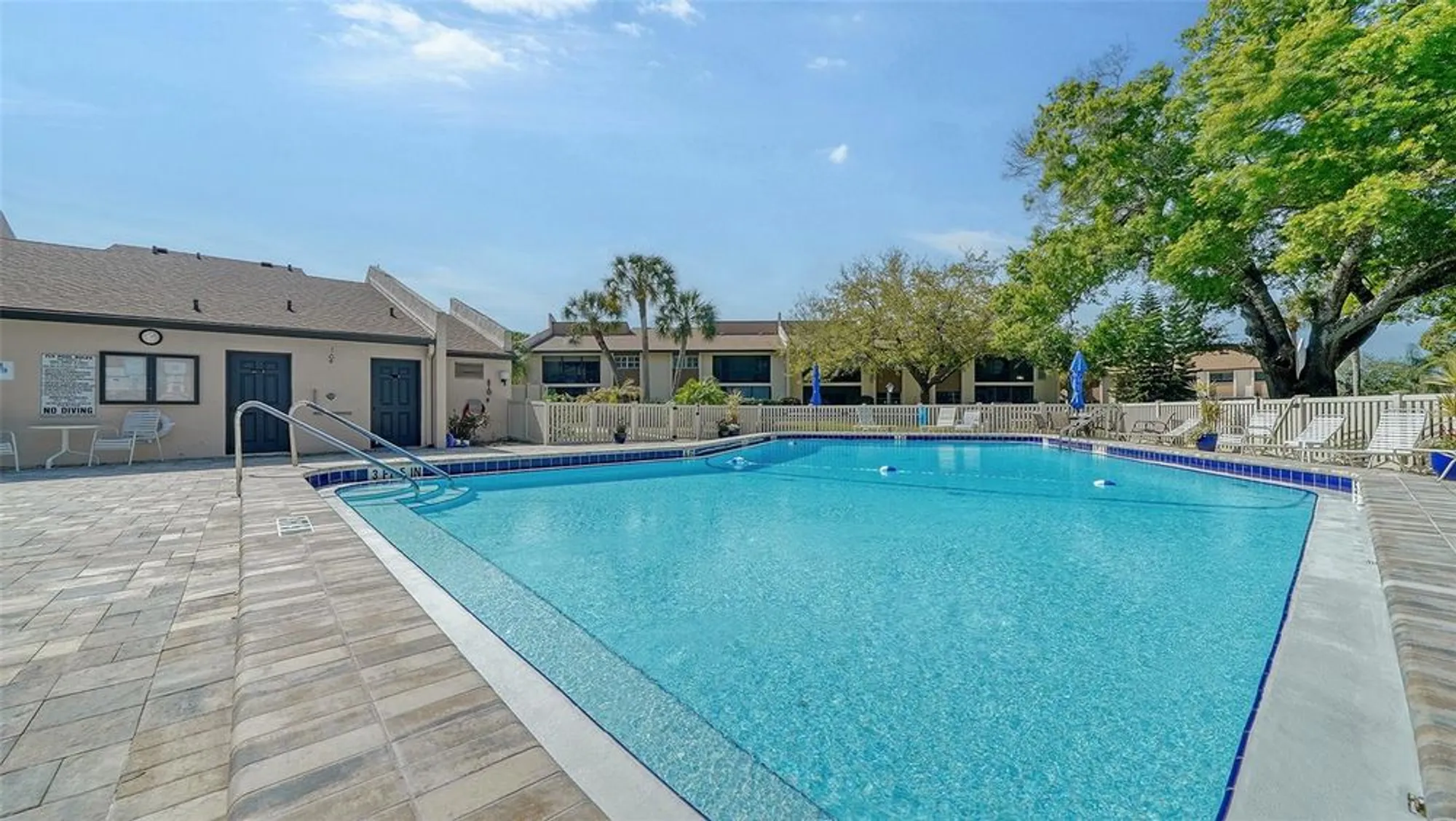 Property Slideshow image 20 of 30 | 2640 clubhouse dr 203, Sarasota, FL, 34232