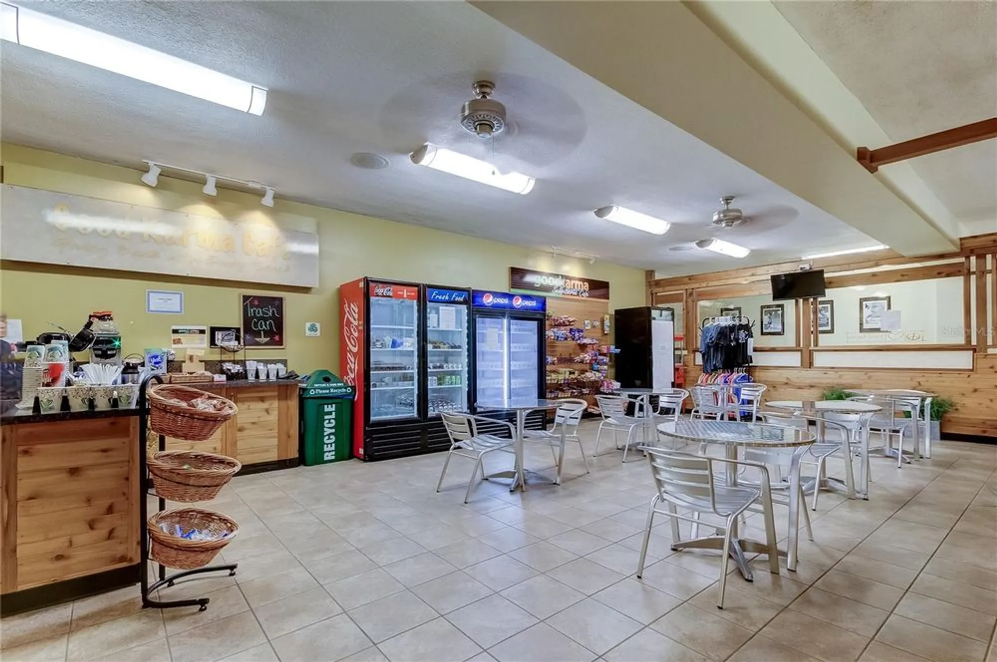 Property Slideshow image 61 of 75 | 2457 ecuadorian way apt 57, Clearwater, FL, 33763