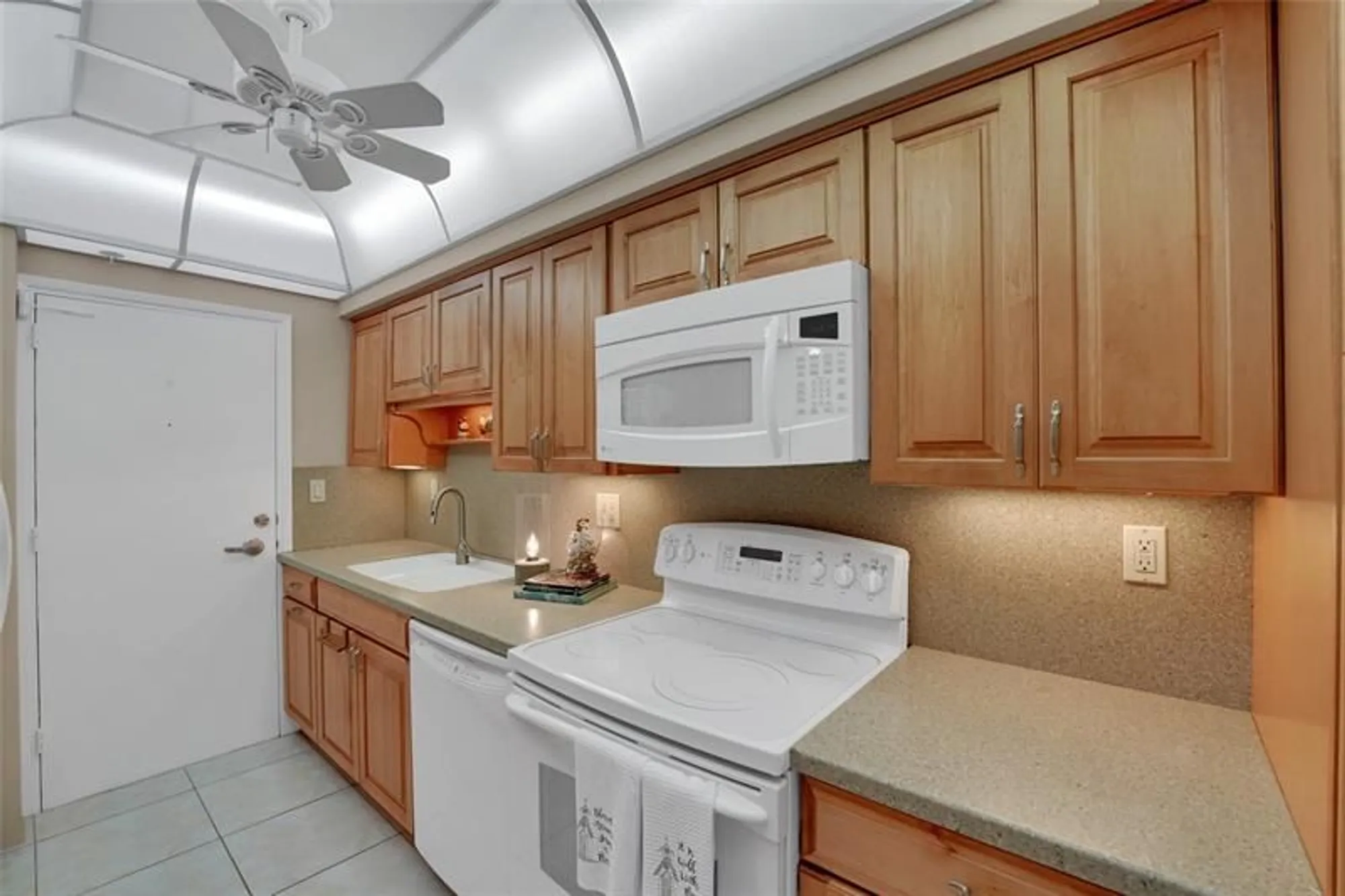 Property Slideshow image 8 of 45 | 3200 ne 36th st 319, Fort Lauderdale, FL, 33308