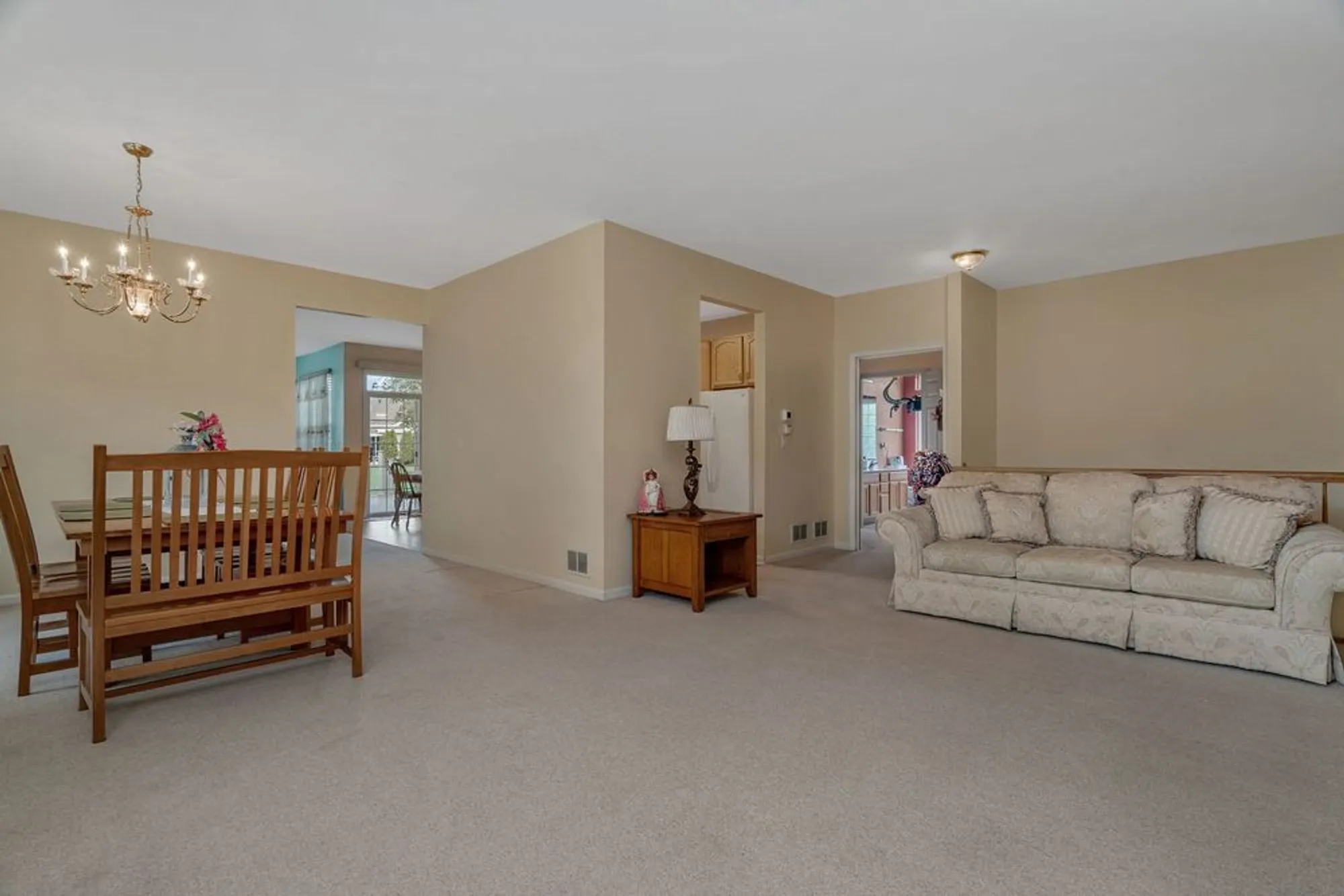 Property Slideshow image 4 of 32 | 21201 lily lake ln, Crest Hill, IL, 60403
