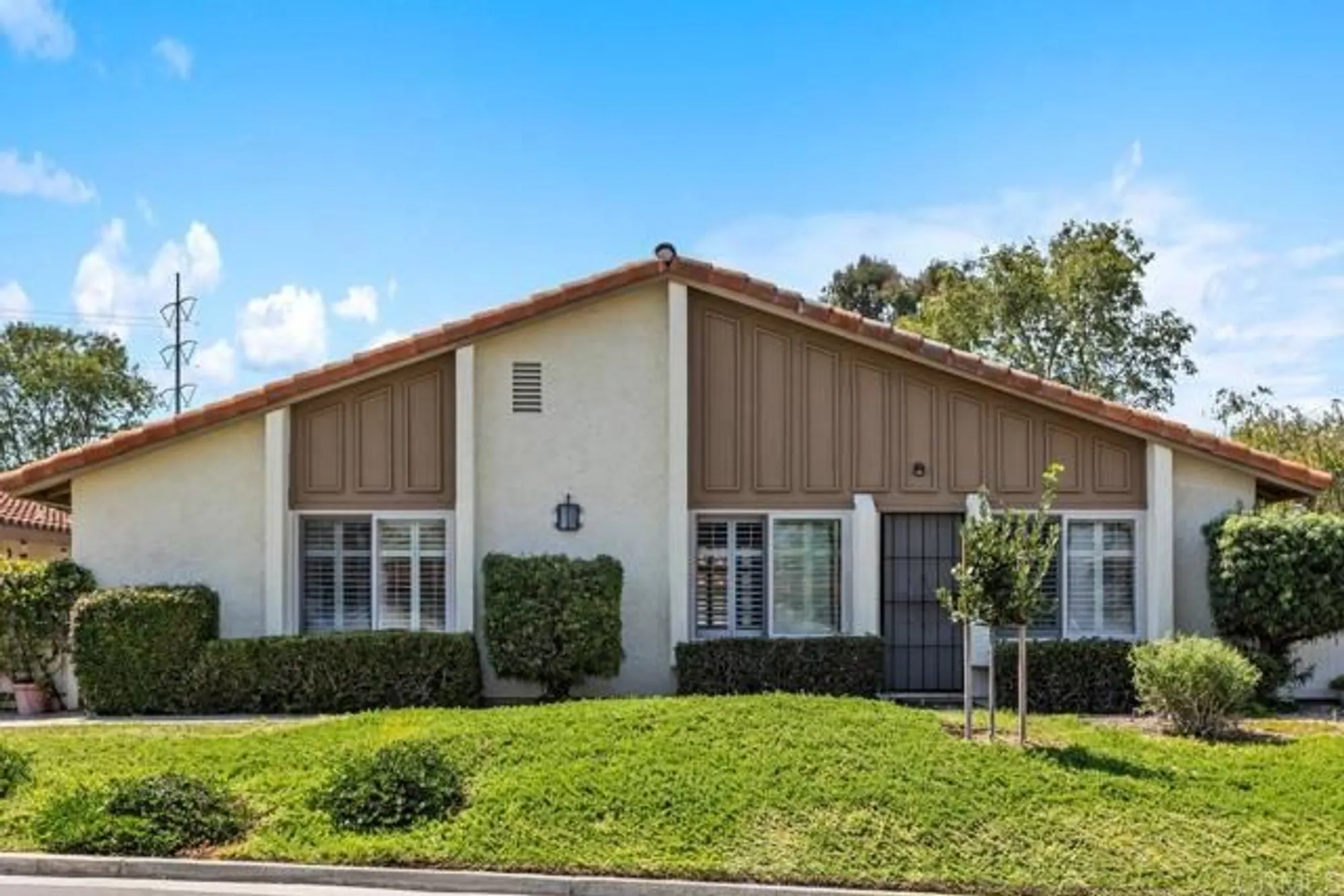 Property Slideshow image 2 of 31 | 204 summerside ln, Encinitas, CA, 92024
