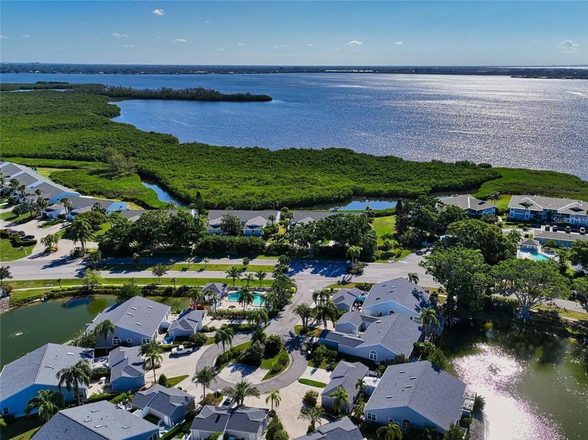 Property Slideshow image 8 of 37 | 967 waterside ln, Bradenton, FL, 34209