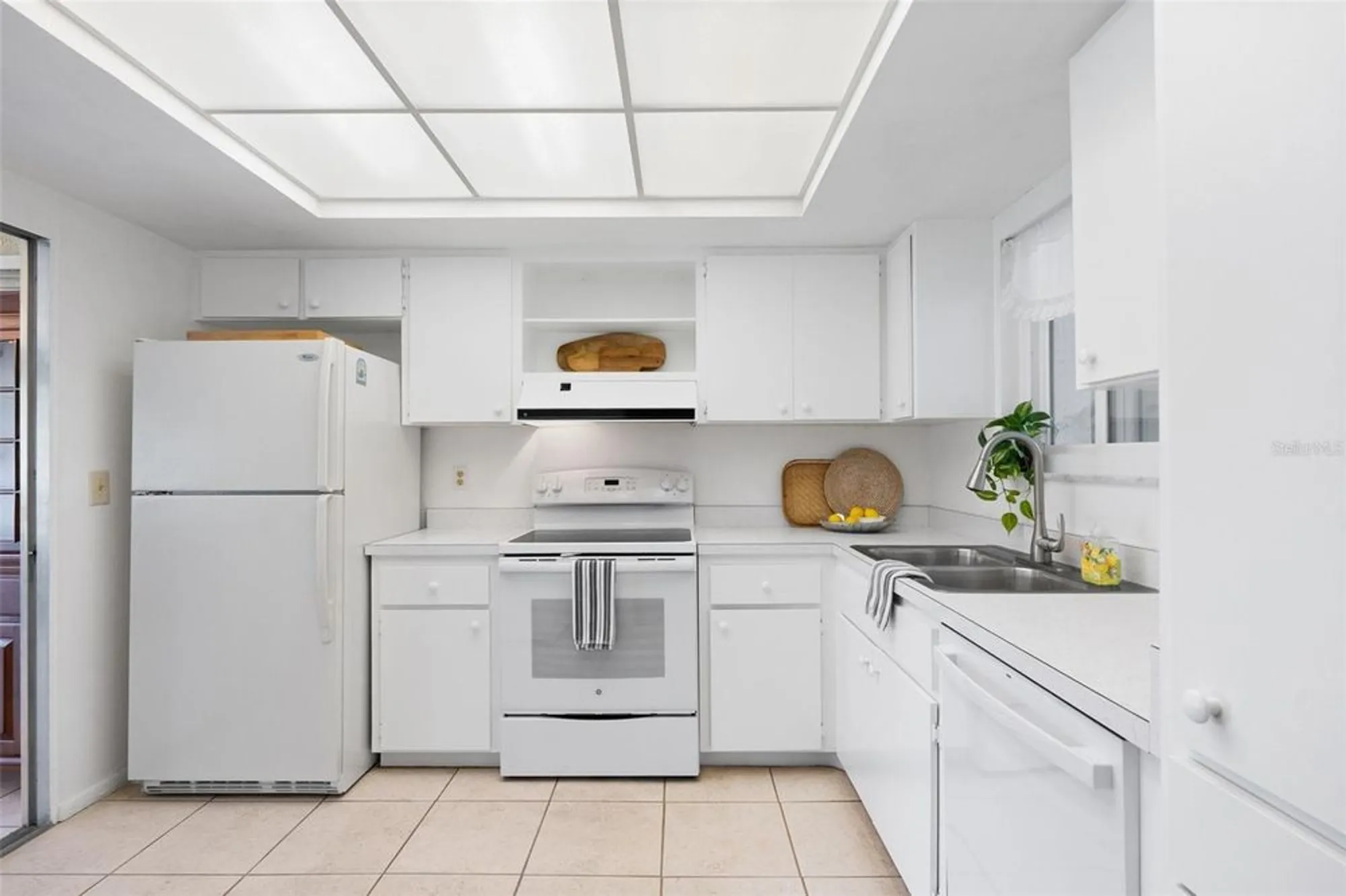 Property Slideshow image 11 of 42 | 3952 ashwood ln 37, Sarasota, FL, 34232