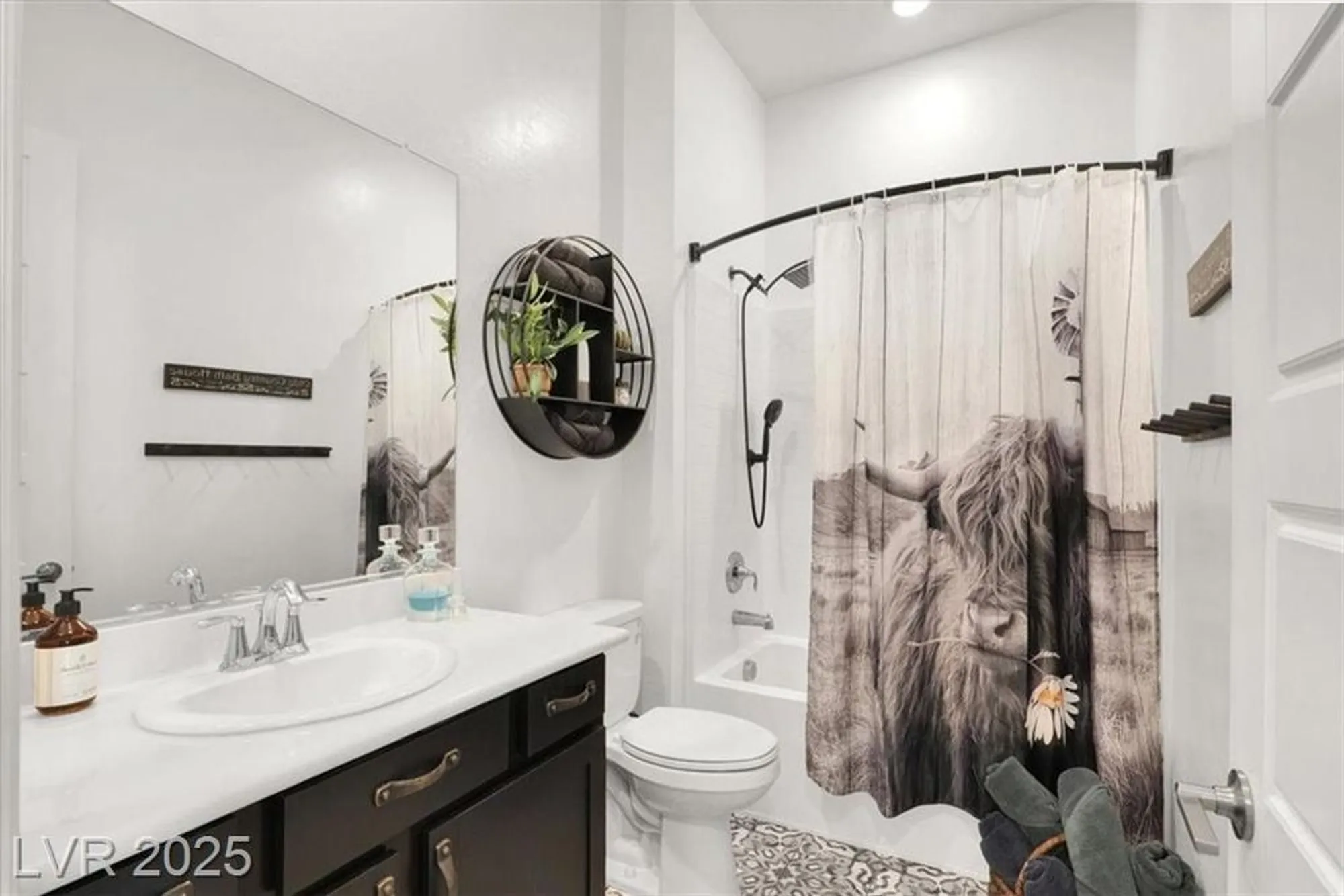 Property Slideshow image 19 of 45 | 727 chopin hills st, Henderson, NV, 89011