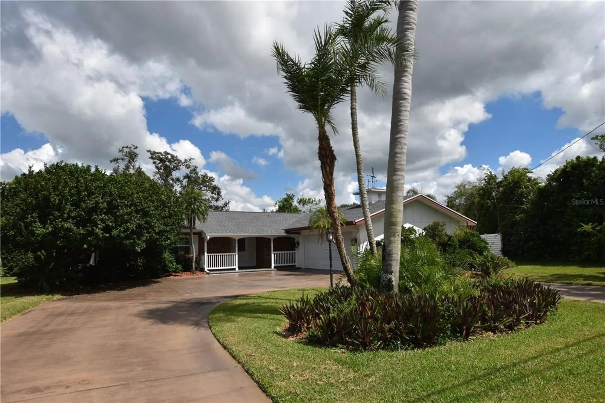 Property Slideshow image 3 of 33 | 5217 canterbury dr, Sarasota, FL, 34243