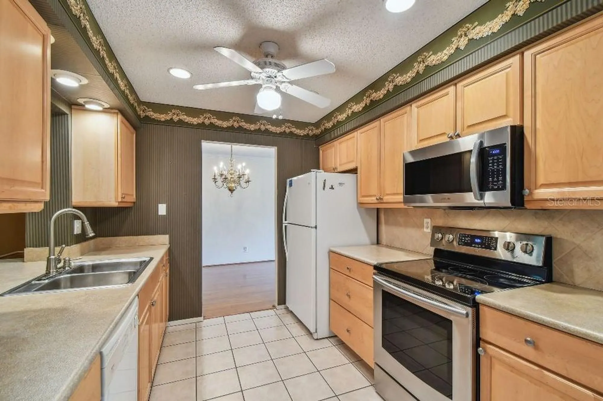 Property Slideshow image 17 of 60 | 916 mainsail way, Palm Harbor, FL, 34685