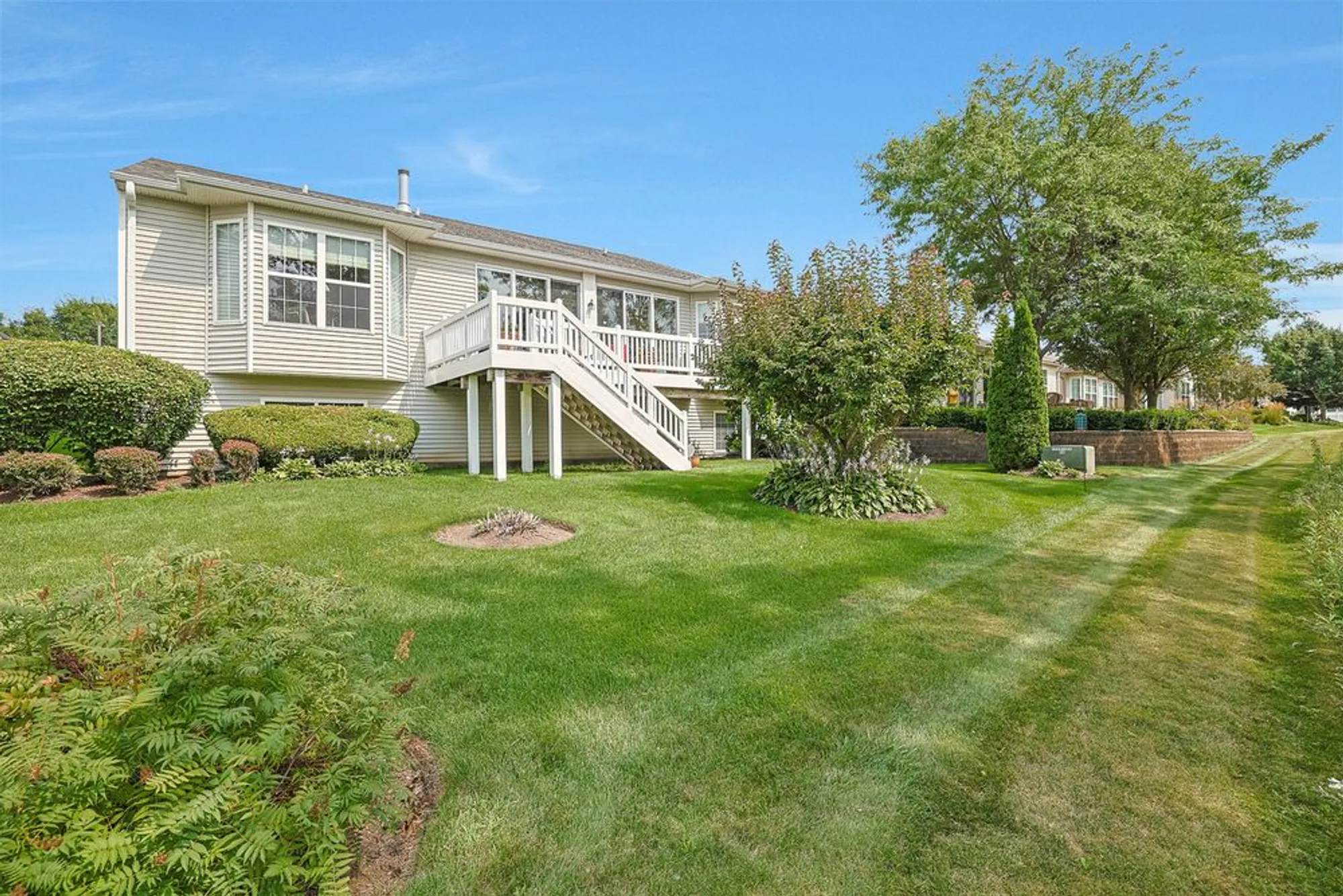 Property Slideshow image 27 of 34 | 12145 daphne dr, Huntley, IL, 60142