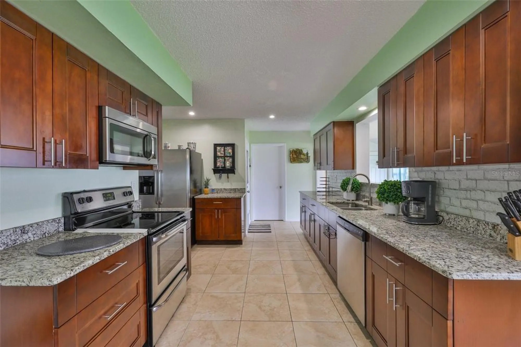Property Slideshow image 9 of 48 | 613 la jolla ave, Sun City Center, FL, 33573