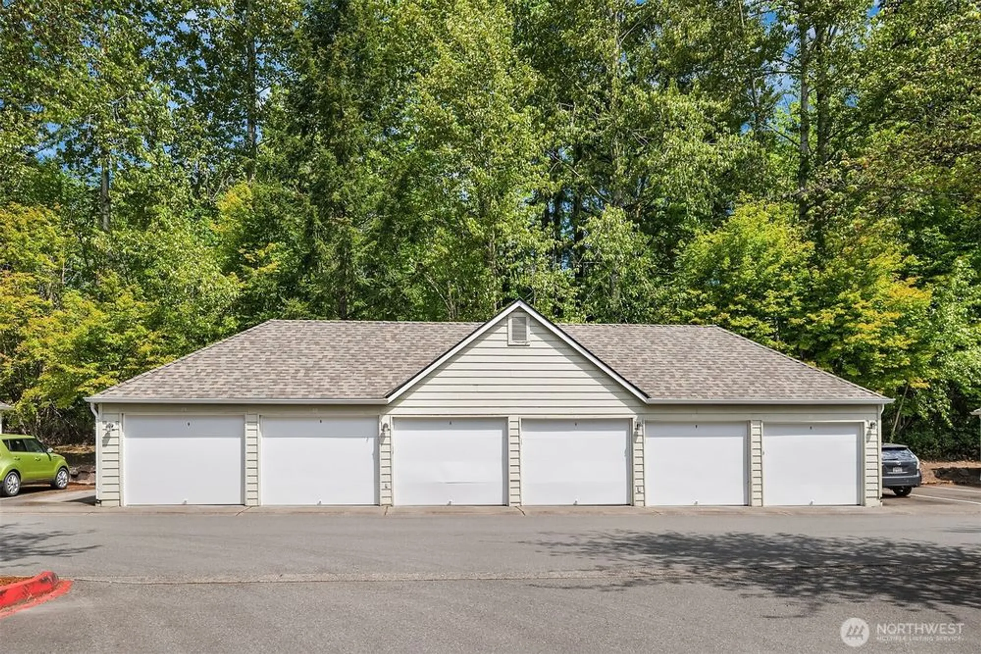 Property Slideshow image 22 of 34 | 4109 224th ln 213, Issaquah, WA, 98029