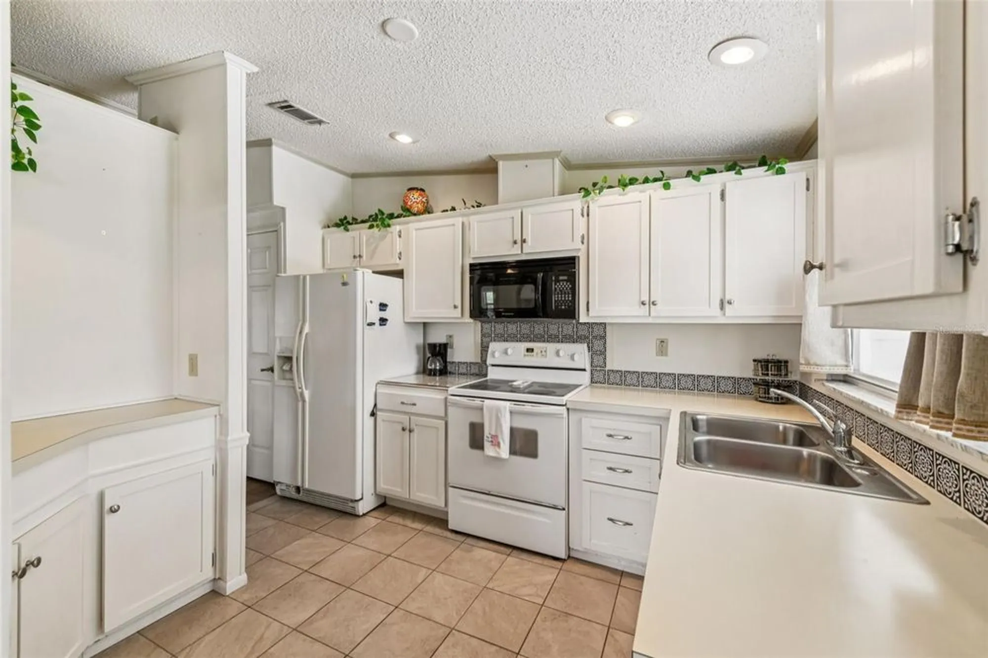 Property Slideshow image 10 of 58 | 1802 petunia ln, The Villages, FL, 32159