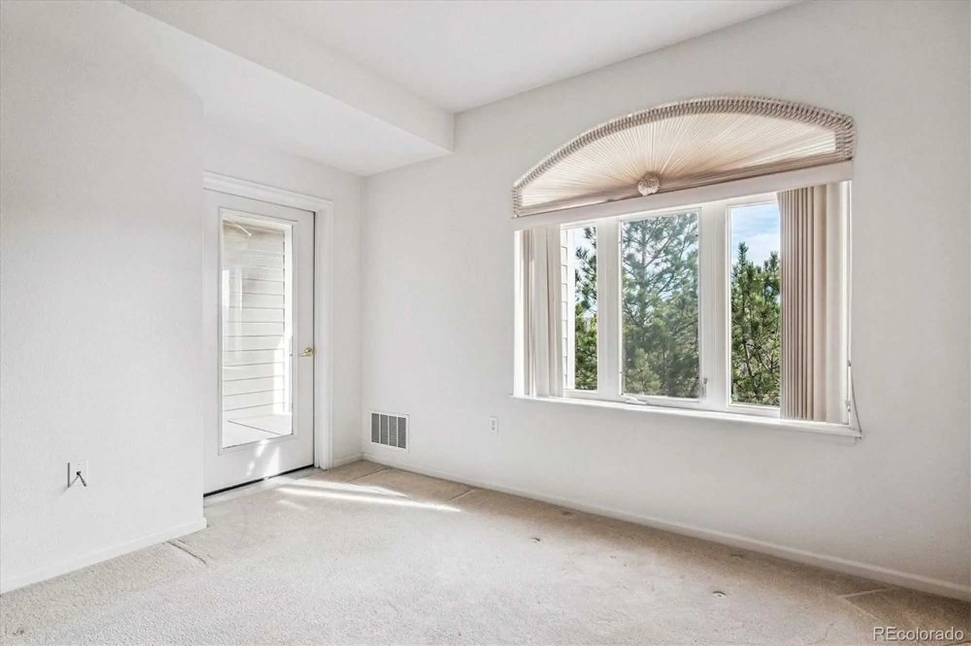 Property Slideshow image 14 of 39 | 2896 w riverwalk cir a304, Littleton, CO, 80123