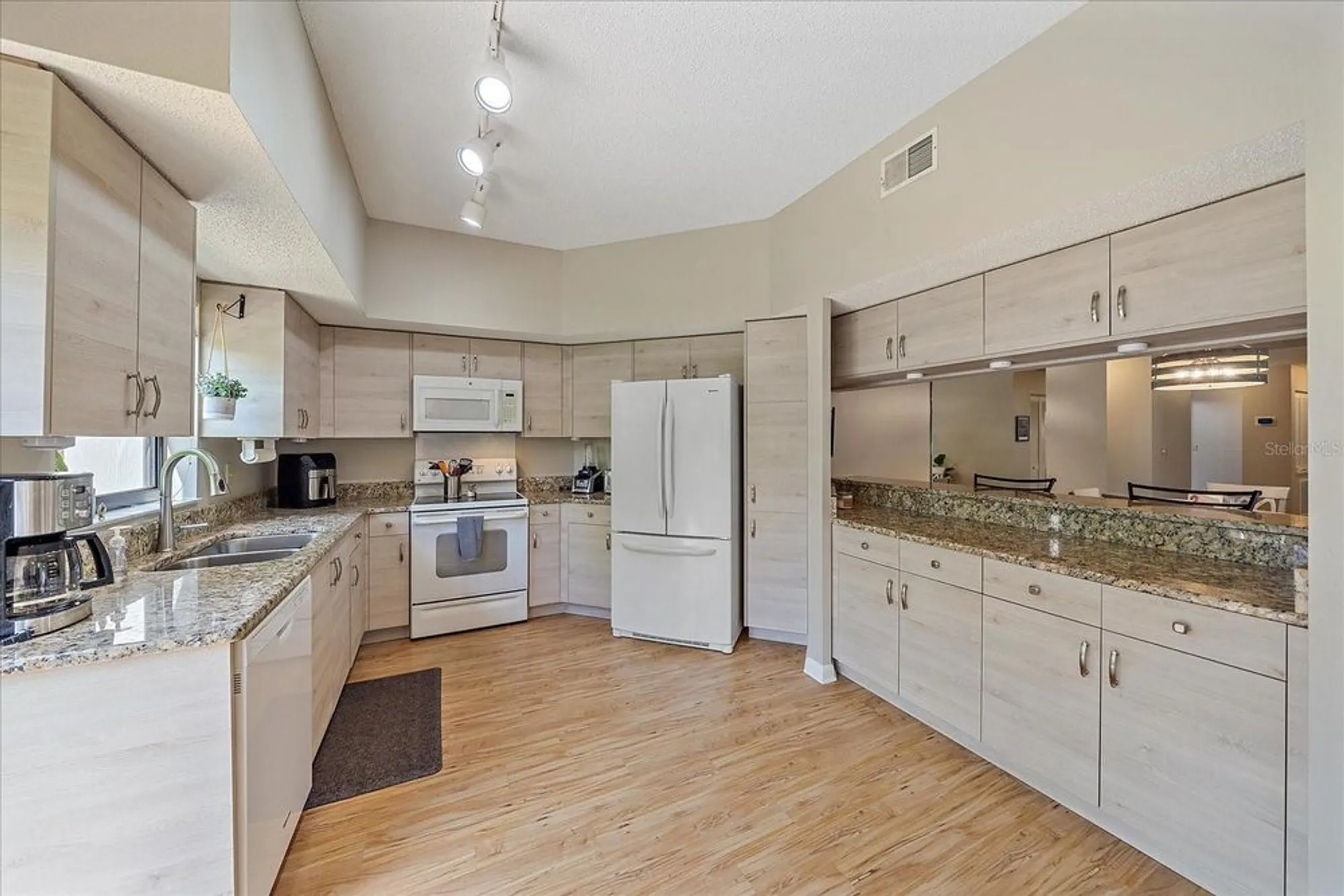 Property Slideshow image 12 of 39 | 1612 starling dr # 101, Sarasota, FL, 34231