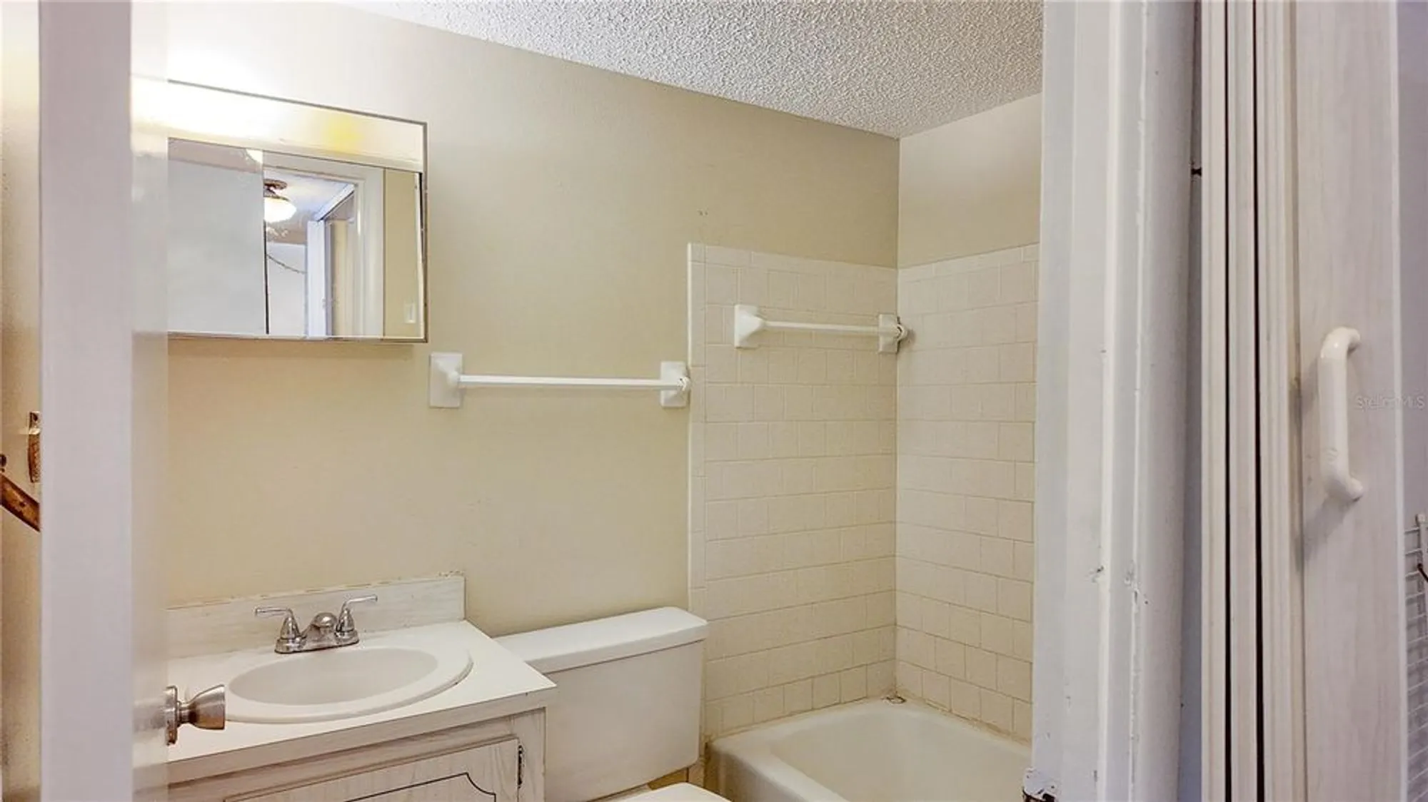 Property Slideshow image 9 of 21 | 4127 heron way # 111, Bradenton, FL, 34205