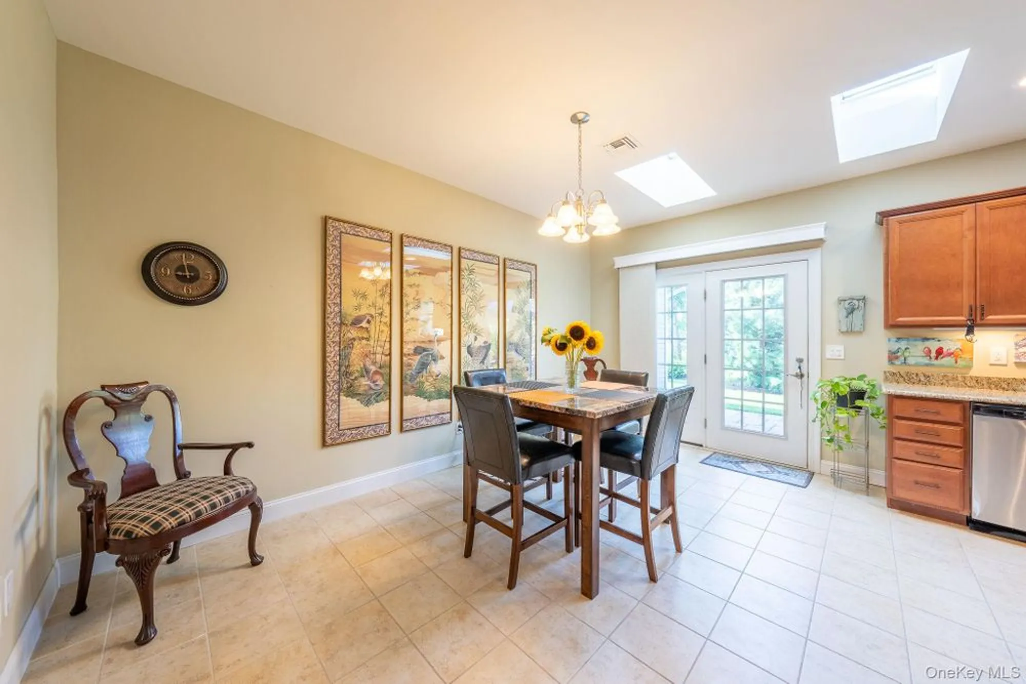 Property Slideshow image 5 of 22 | 18 kennsington ct, Riverhead, NY, 11901