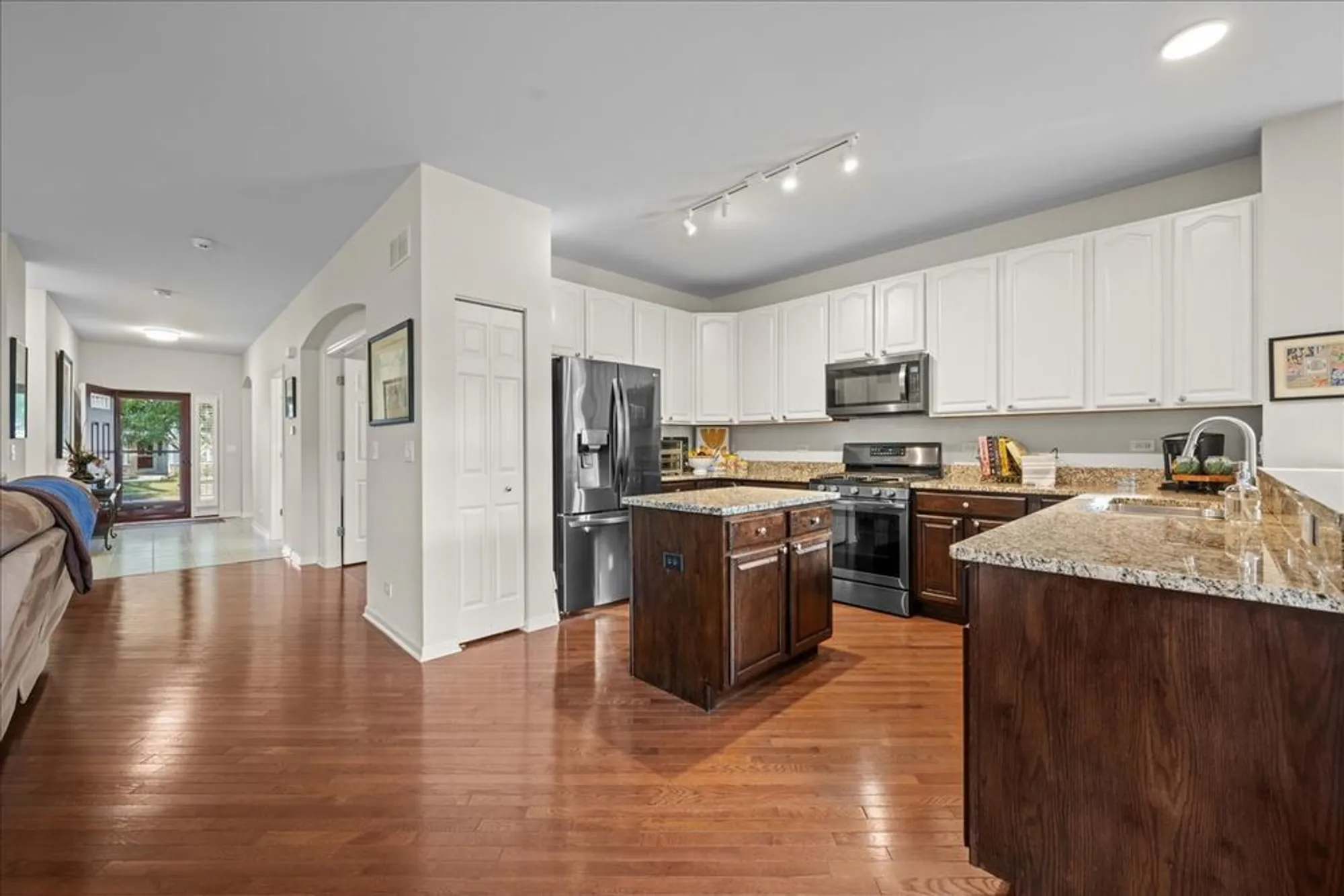 Property Slideshow image 6 of 30 | 1148 drury ln, Aurora, IL, 60502